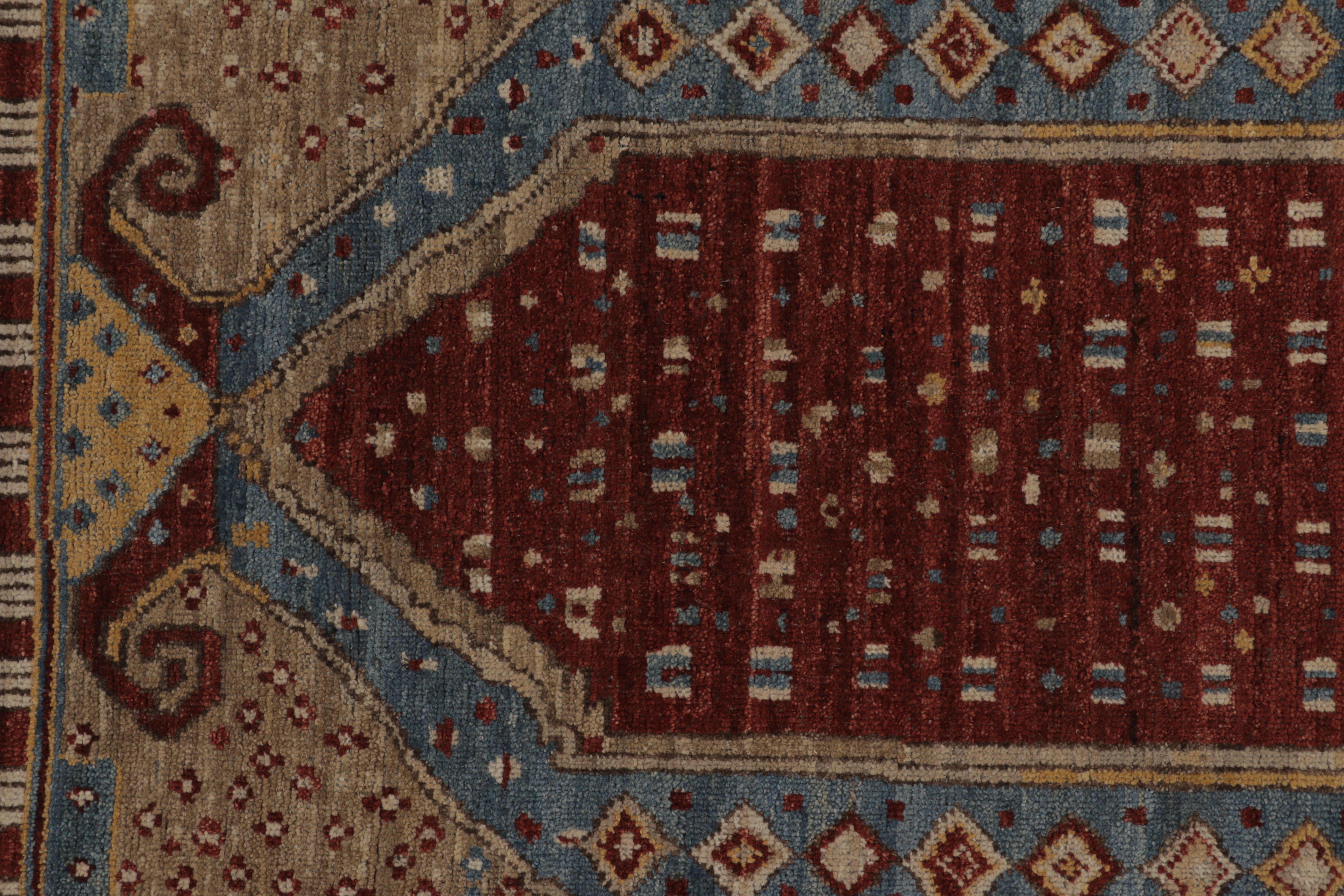Rug & Kilim's Ghiordes inspirierter Teppich in tiefem Rot und Blau Traditionelles Design im Zustand „Neu“ im Angebot in Long Island City, NY