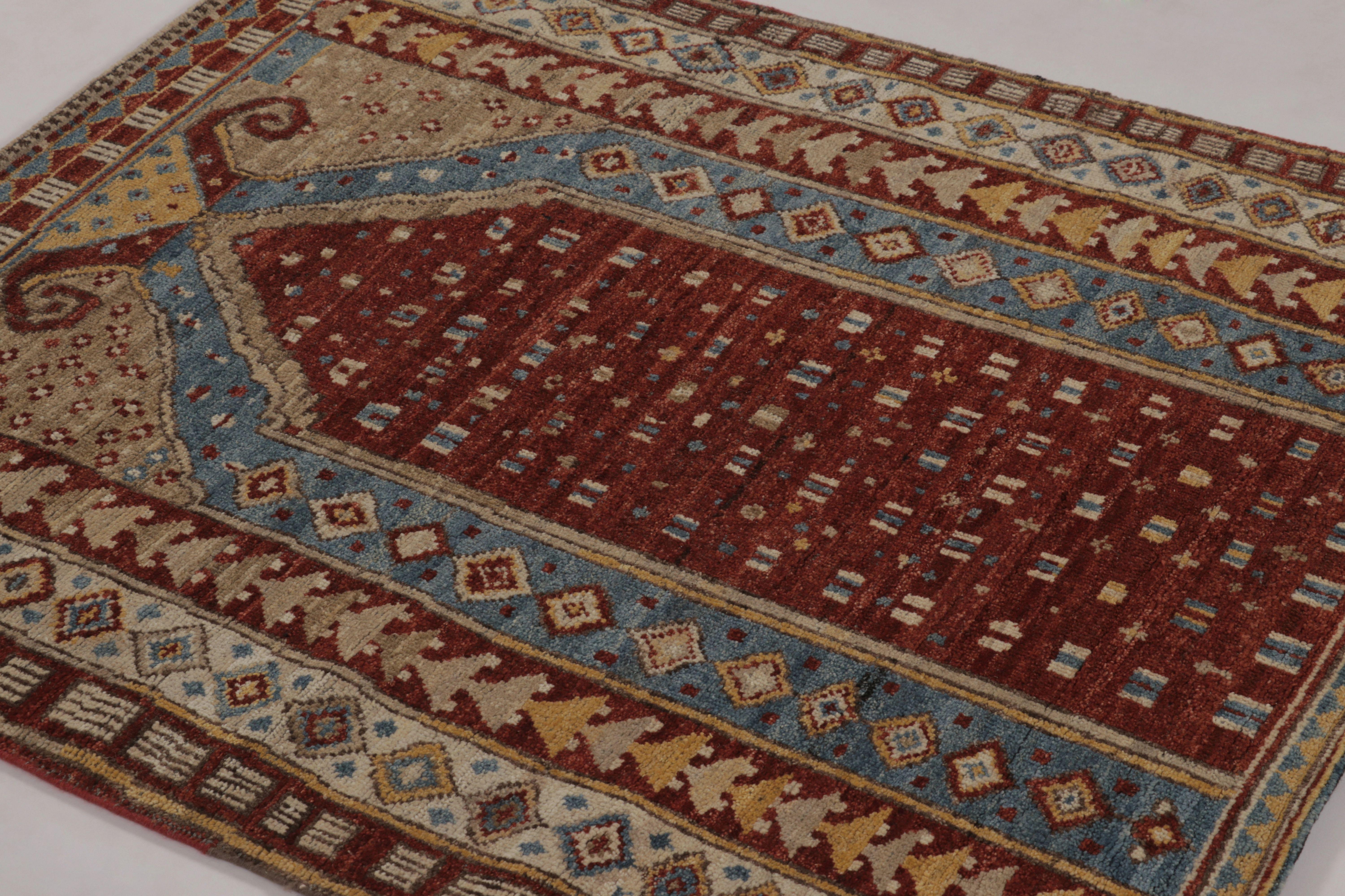 Rug & Kilim's Ghiordes inspirierter Teppich in tiefem Rot und Blau Traditionelles Design (21. Jahrhundert und zeitgenössisch) im Angebot