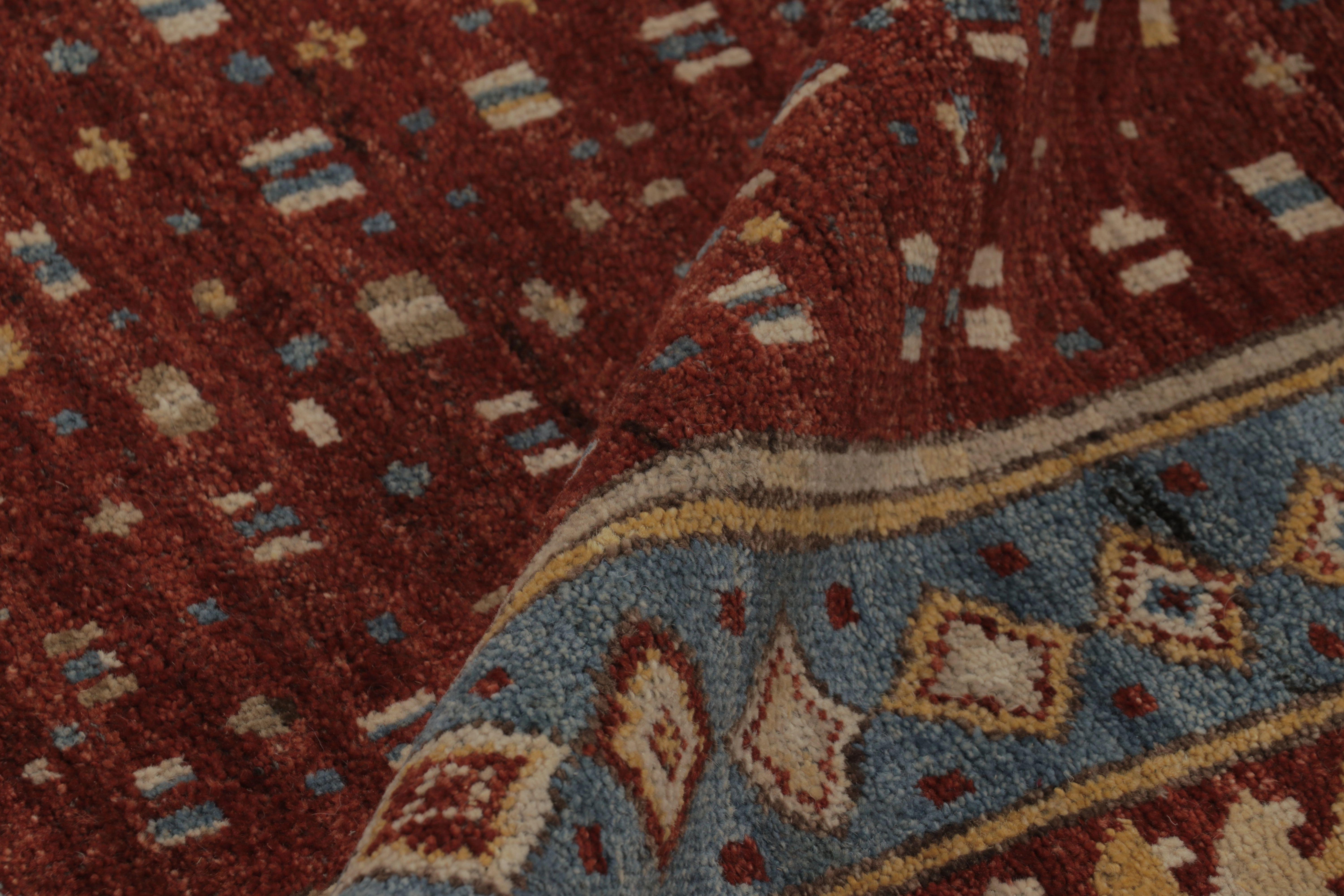 Rug & Kilim's Ghiordes inspirierter Teppich in tiefem Rot und Blau Traditionelles Design (Wolle) im Angebot