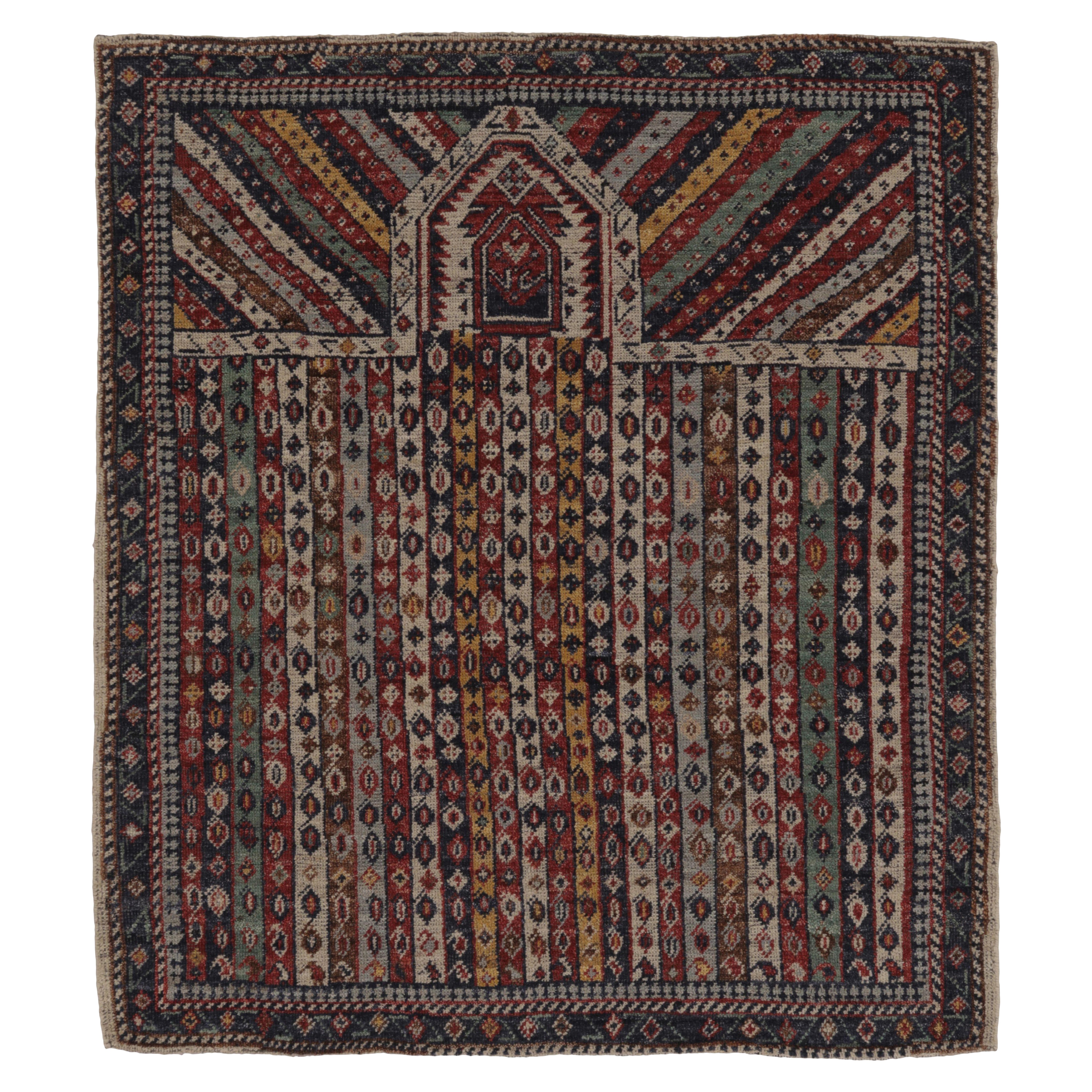 Alfombra inspirada en los ghiordes de Rug 
Kilim con bandas verticales policromáticas en venta