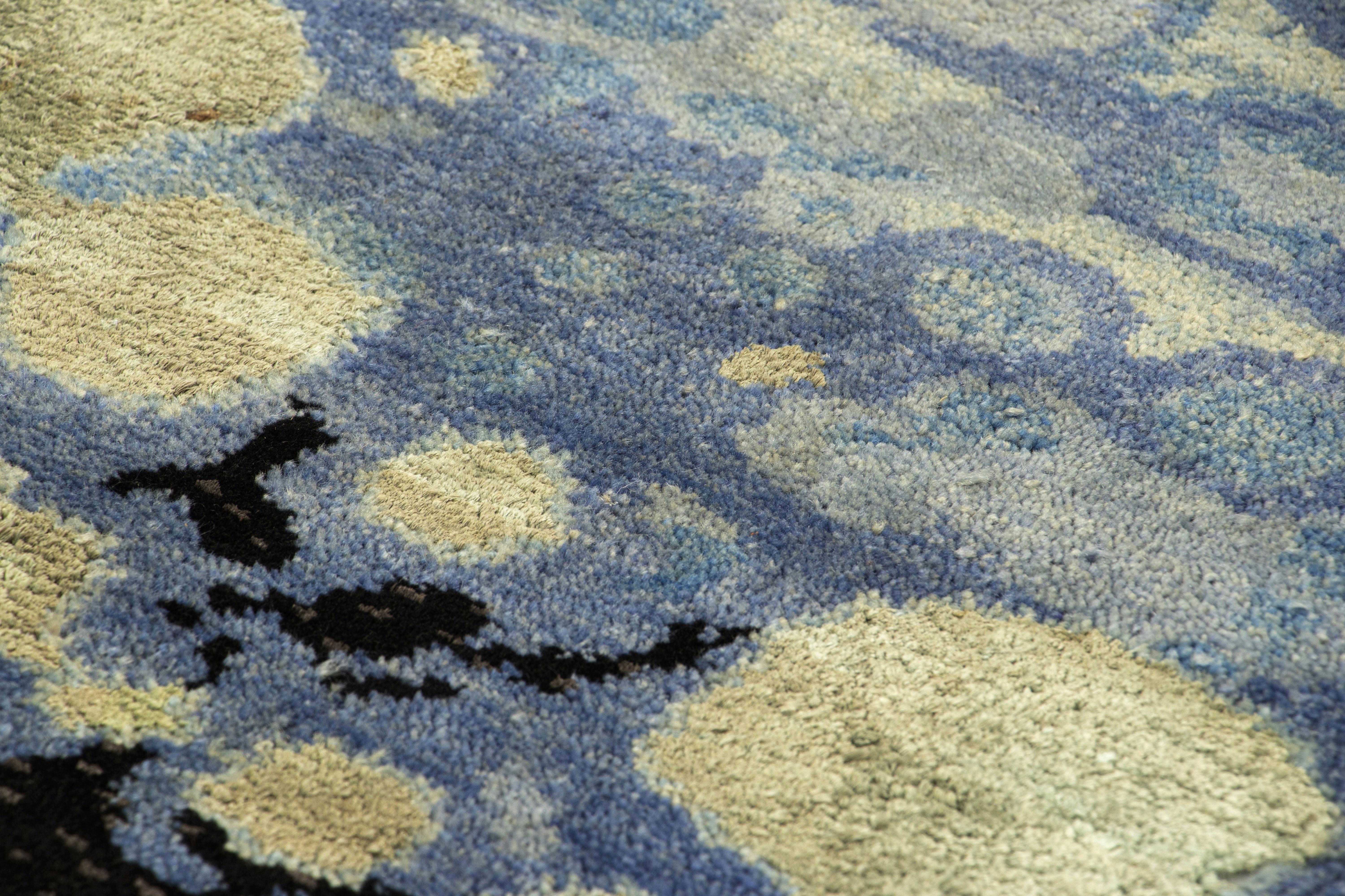 Dieser abstrakte Teppich im Format 2x3 ist eine aufregende Neuheit in der Modern Collection'S von Rug & Kilim, die aus einer luxuriösen Mischung aus handgeknüpfter Wolle und Seide besteht. 

Über das Design: 

Geometrische Muster in Kreisen und