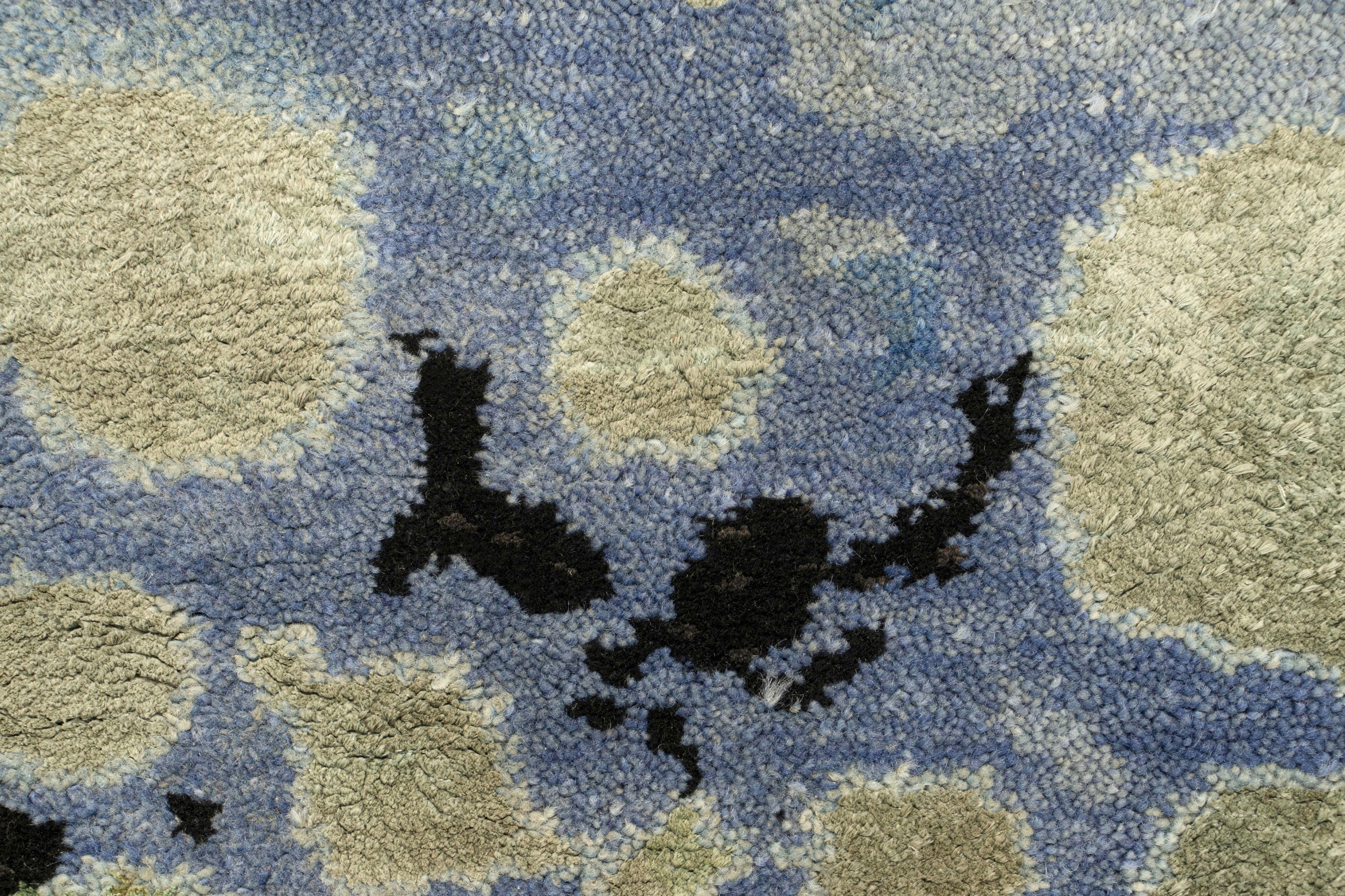 Rug & Kilim's Abstrakter Teppich in Geschenkgröße in Blau mit geometrischen Mustern (Moderne) im Angebot