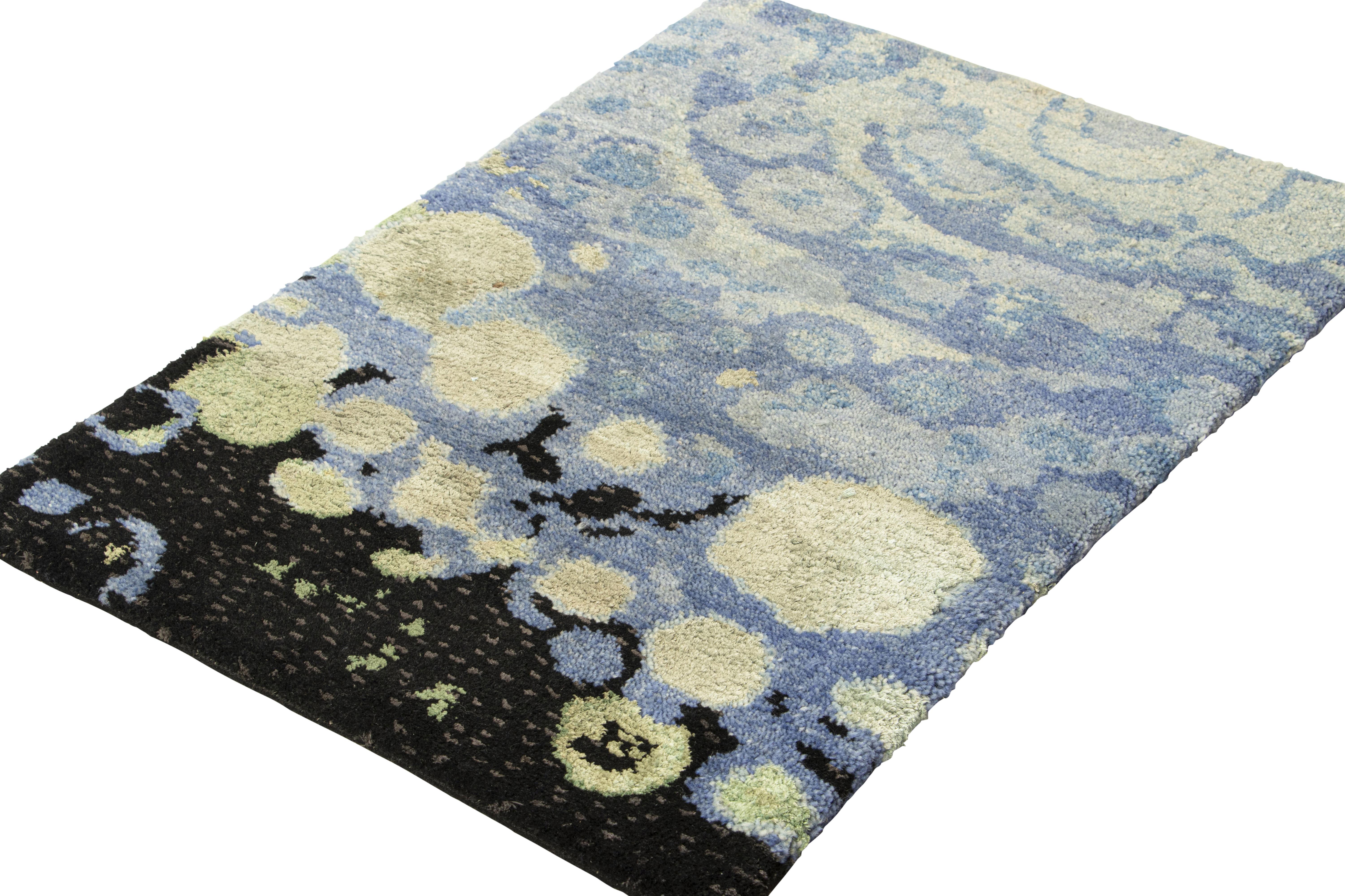 Rug & Kilim's Abstrakter Teppich in Geschenkgröße in Blau mit geometrischen Mustern (Indisch) im Angebot