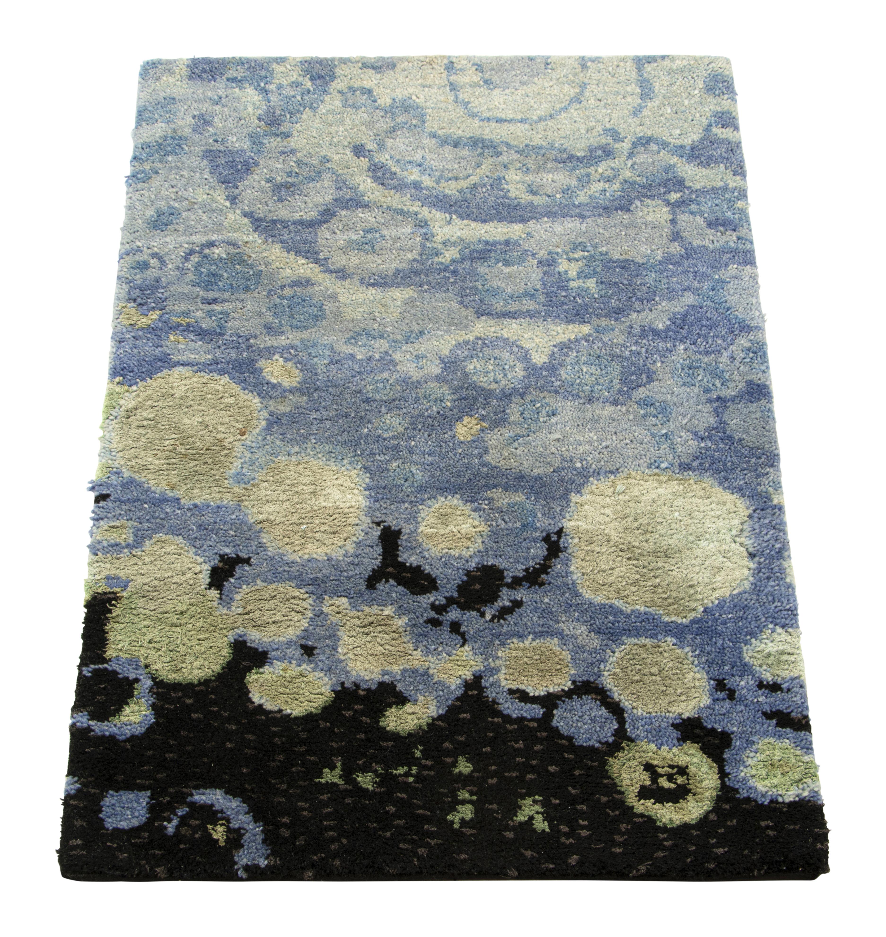 Rug & Kilim's Abstrakter Teppich in Geschenkgröße in Blau mit geometrischen Mustern (Handgeknüpft) im Angebot