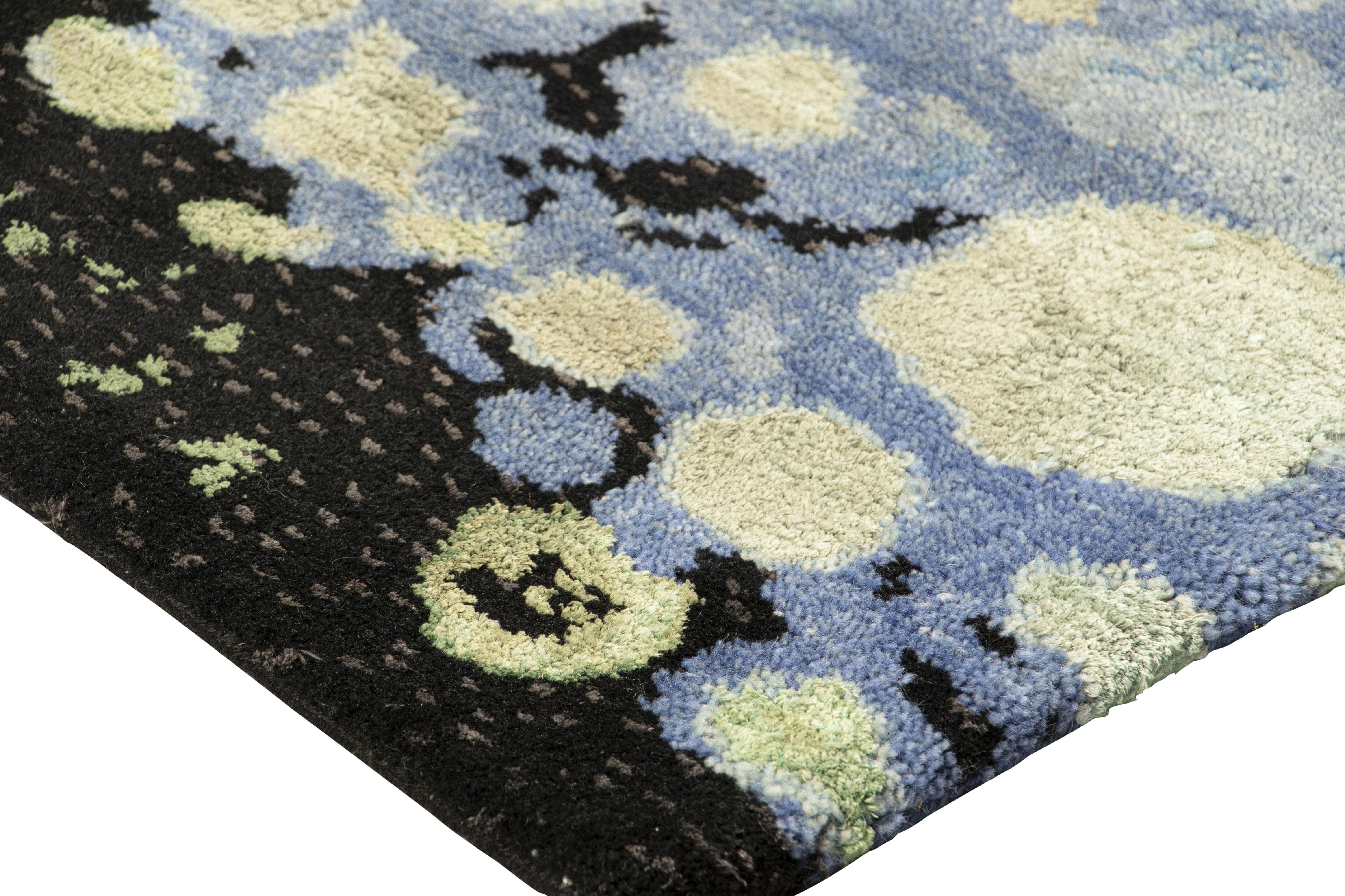 Rug & Kilim's Abstrakter Teppich in Geschenkgröße in Blau mit geometrischen Mustern im Zustand „Neu“ im Angebot in Long Island City, NY