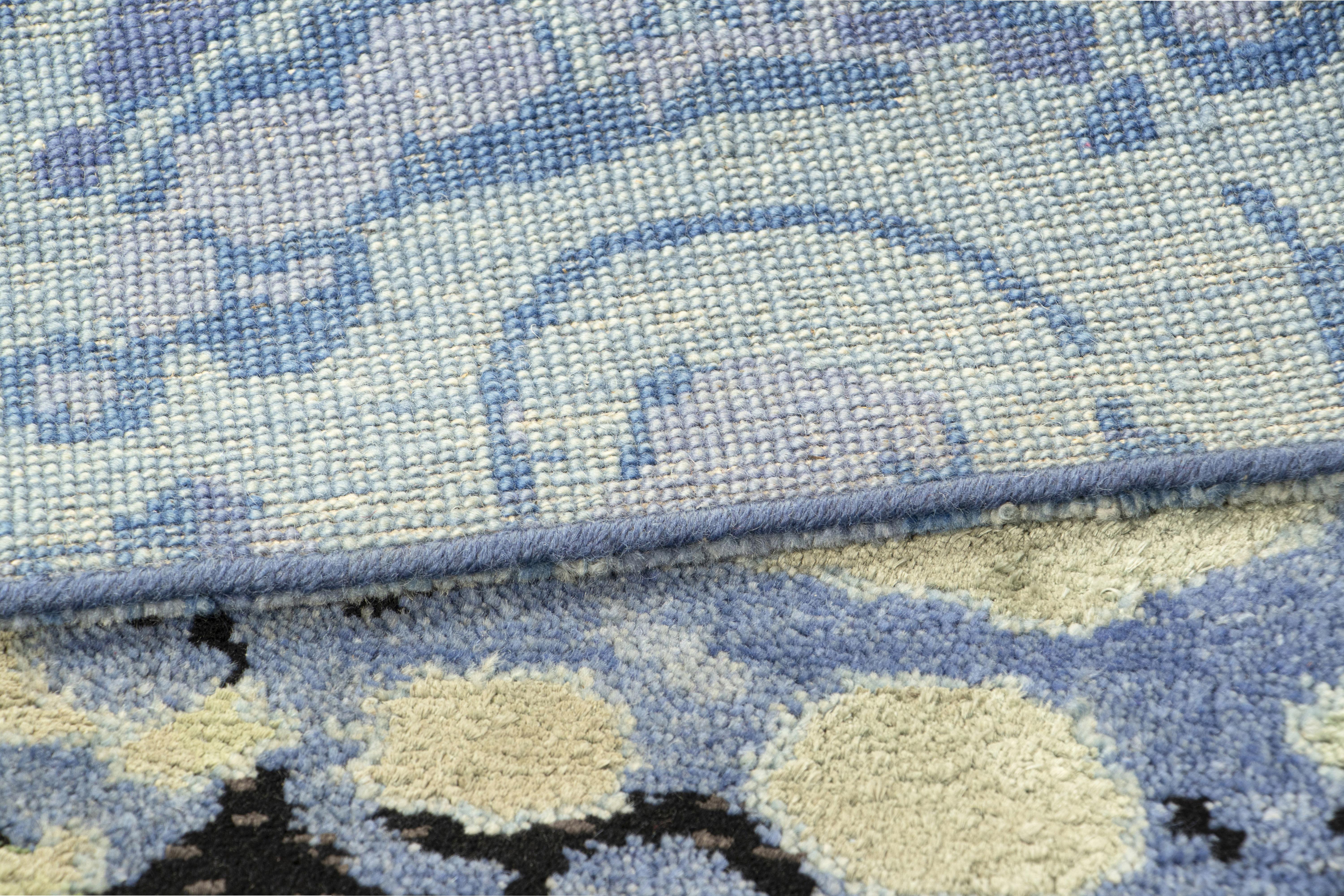 Rug & Kilim's Abstrakter Teppich in Geschenkgröße in Blau mit geometrischen Mustern (21. Jahrhundert und zeitgenössisch) im Angebot