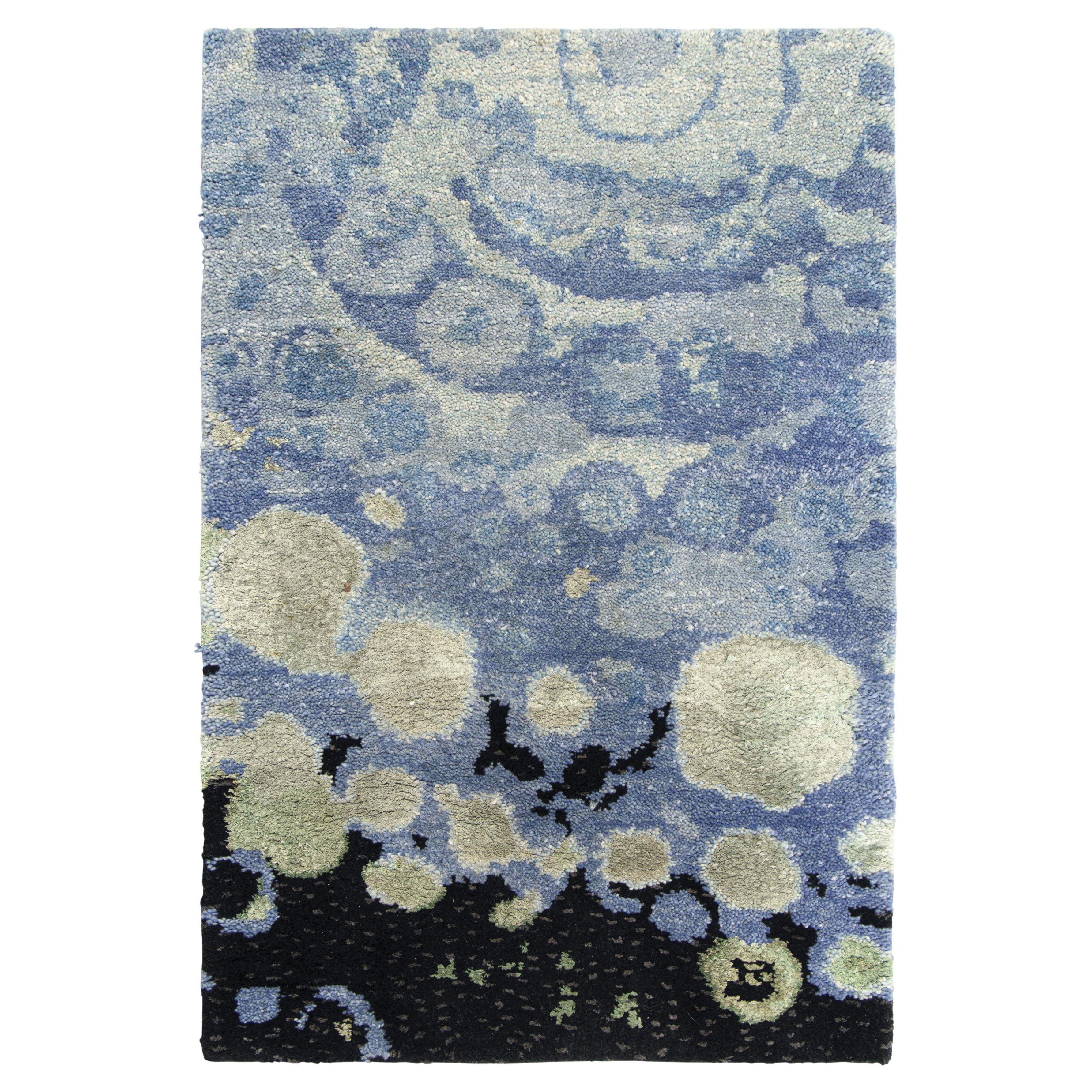 Rug & Kilim è un tappeto astratto blu con motivi geometrici in formato regalo