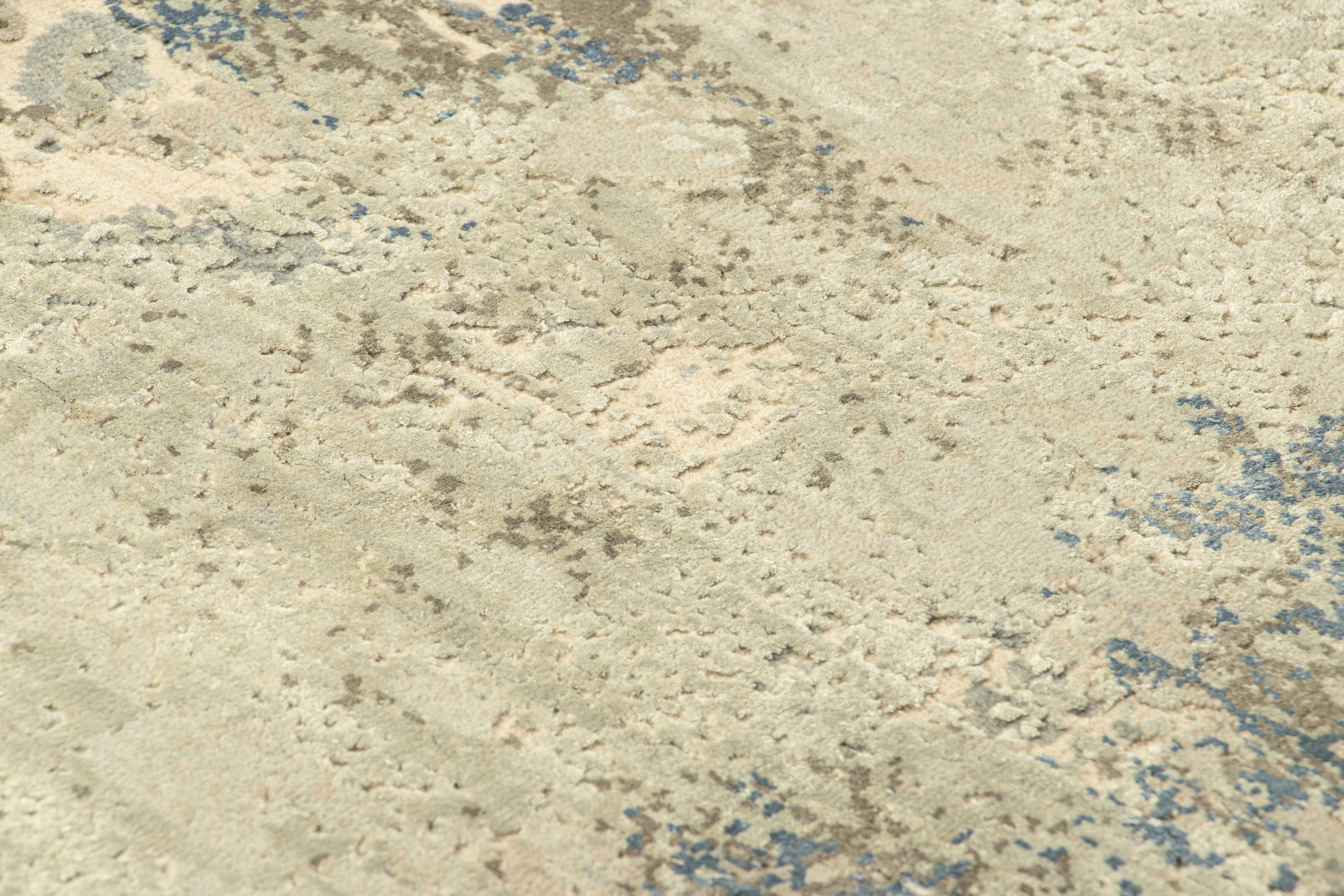 Realizzato con lana e seta annodate a mano, questo tappeto astratto 2x3 in formato regalo è un'entusiasmante novità della collezione Modern di Rug & Kilim. 

Sul design: 

Un gioco di toni freddi e chiari del crema, del beige-marrone e del blu navy