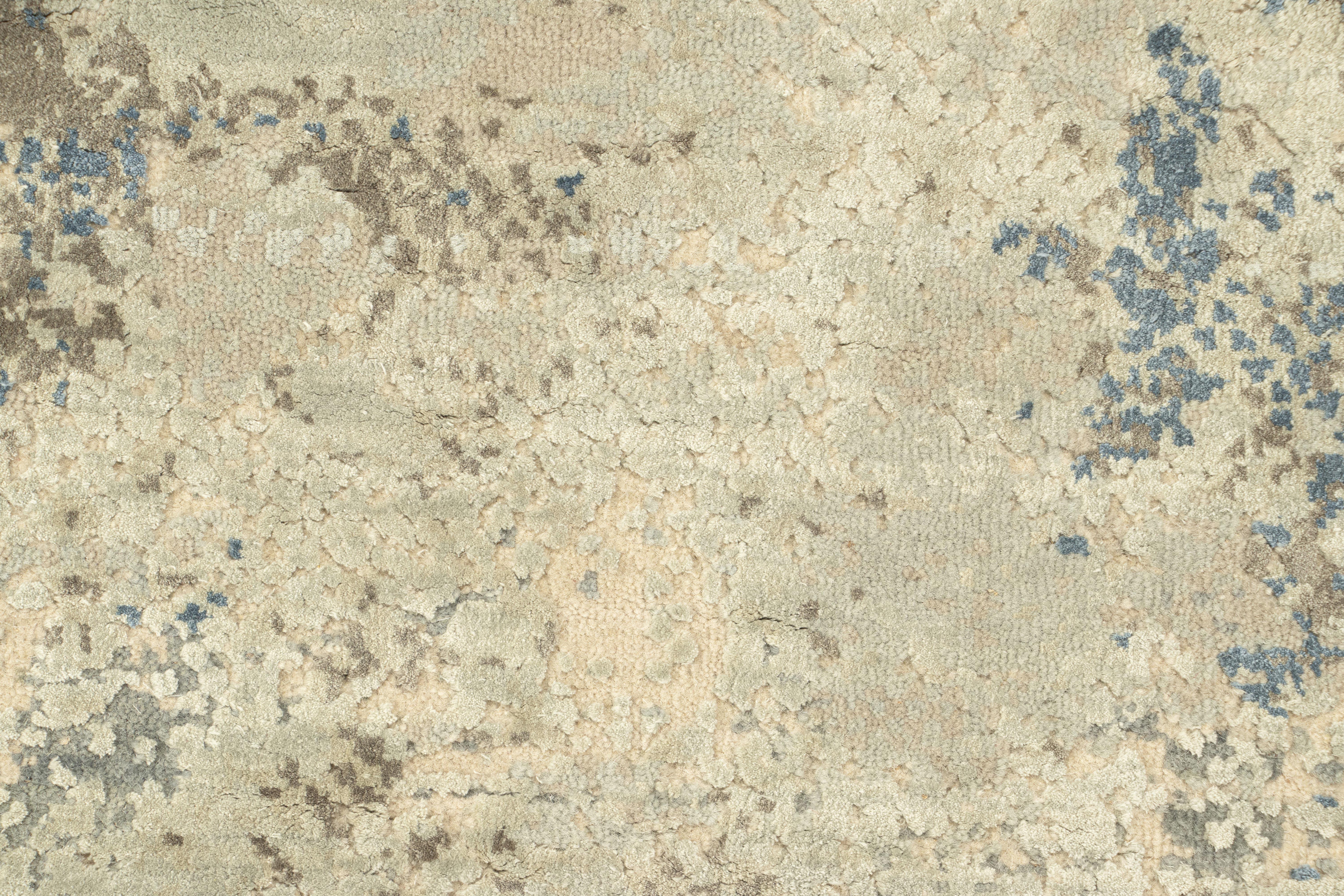 Moderno Rug & Kilim è un tappeto astratto in formato regalo con un motivo crema e blu all over in vendita
