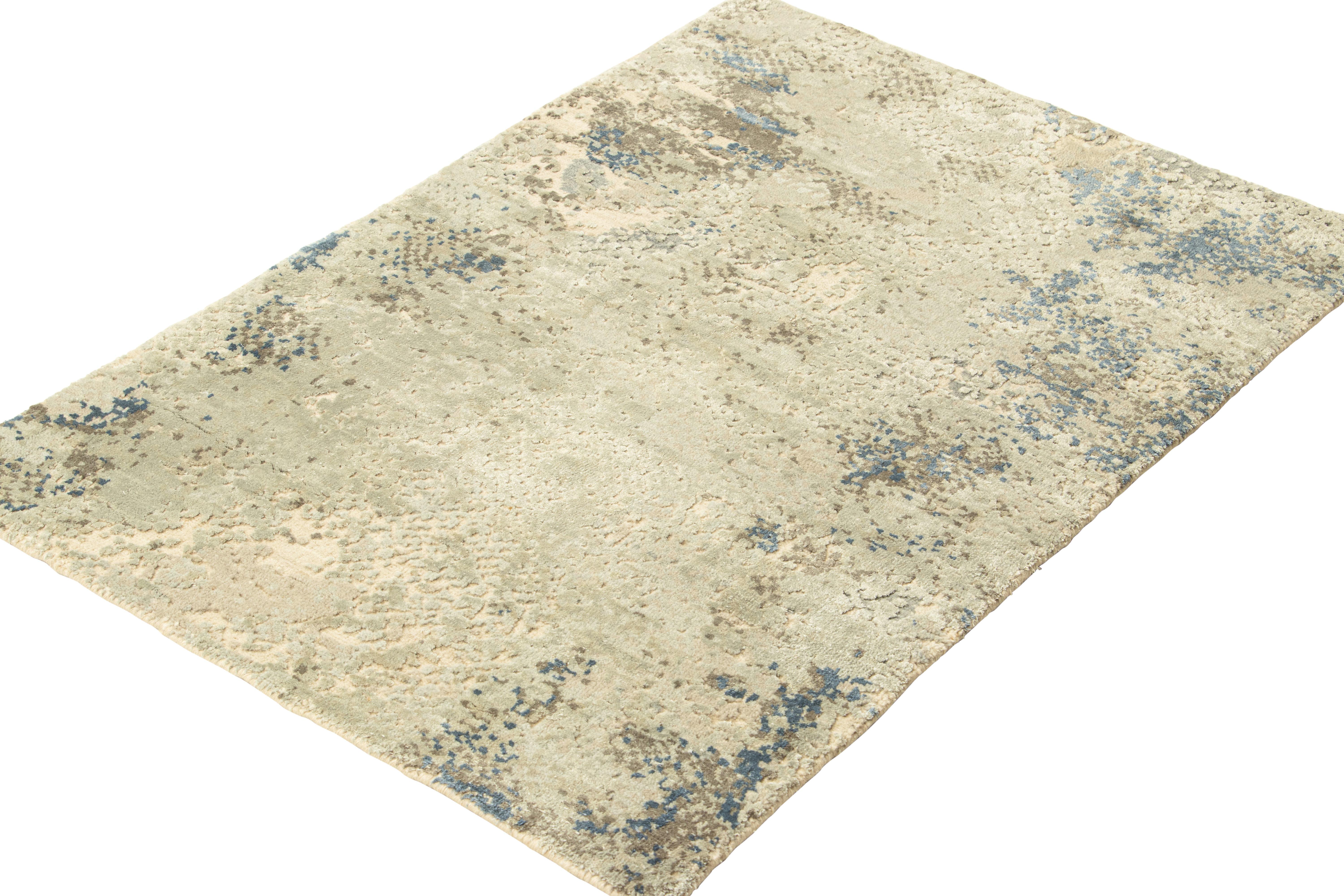 Indiano Rug & Kilim è un tappeto astratto in formato regalo con un motivo crema e blu all over in vendita