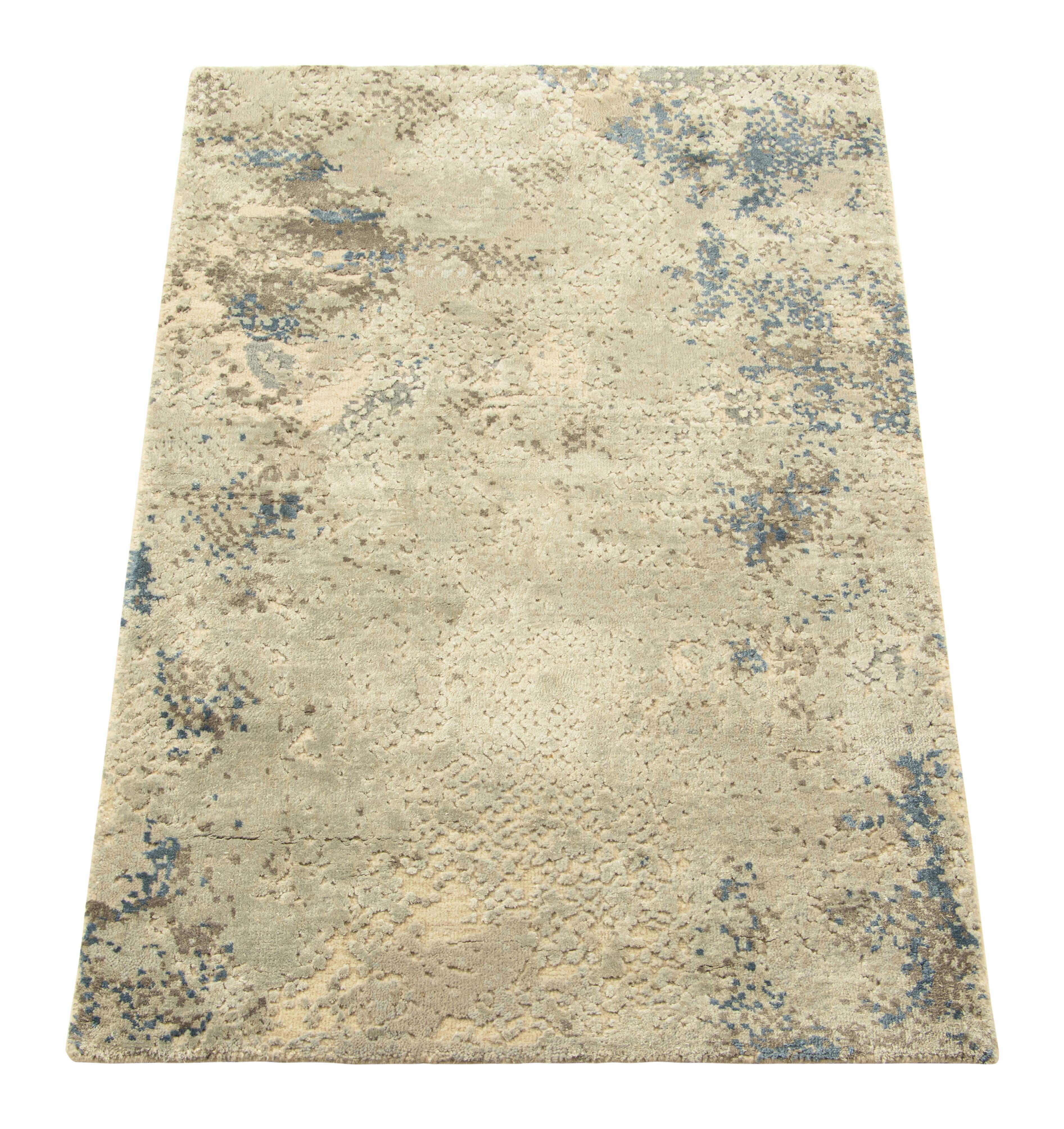 Annodato a mano Rug & Kilim è un tappeto astratto in formato regalo con un motivo crema e blu all over in vendita