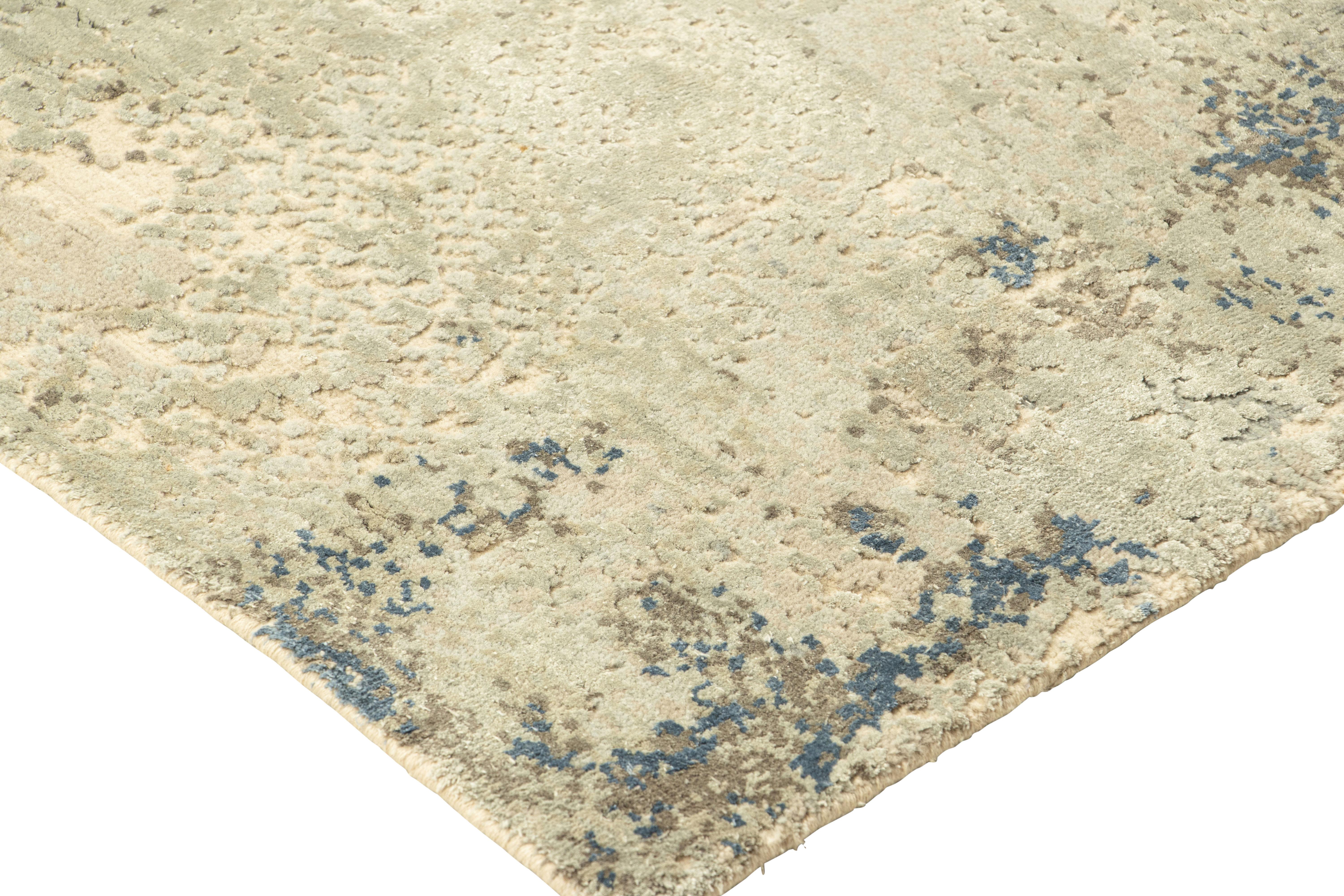 Rug & Kilim è un tappeto astratto in formato regalo con un motivo crema e blu all over In condizioni Nuovo in vendita a Long Island City, NY