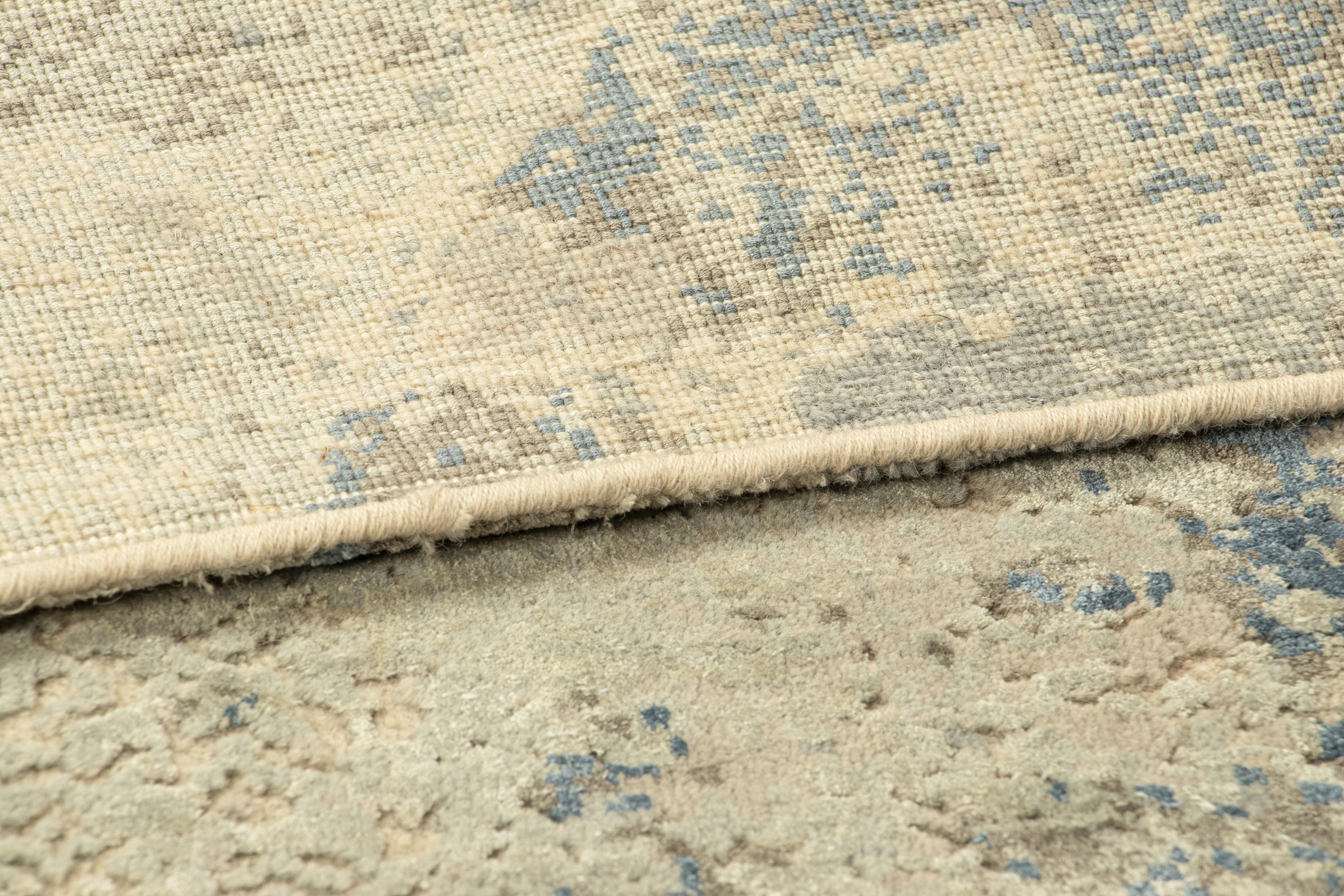 XXI secolo e contemporaneo Rug & Kilim è un tappeto astratto in formato regalo con un motivo crema e blu all over in vendita