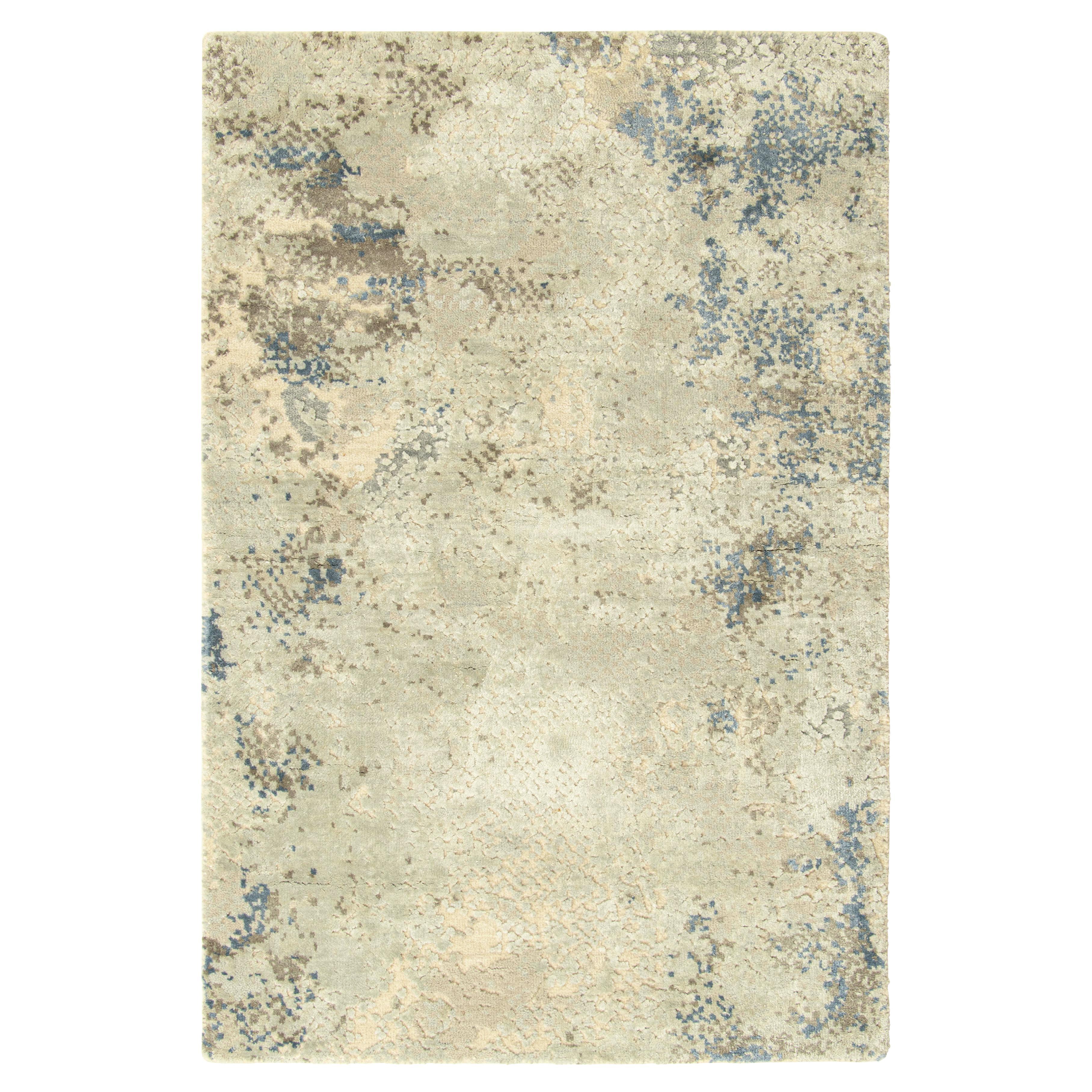Rug & Kilim è un tappeto astratto in formato regalo con un motivo crema e blu all over in vendita
