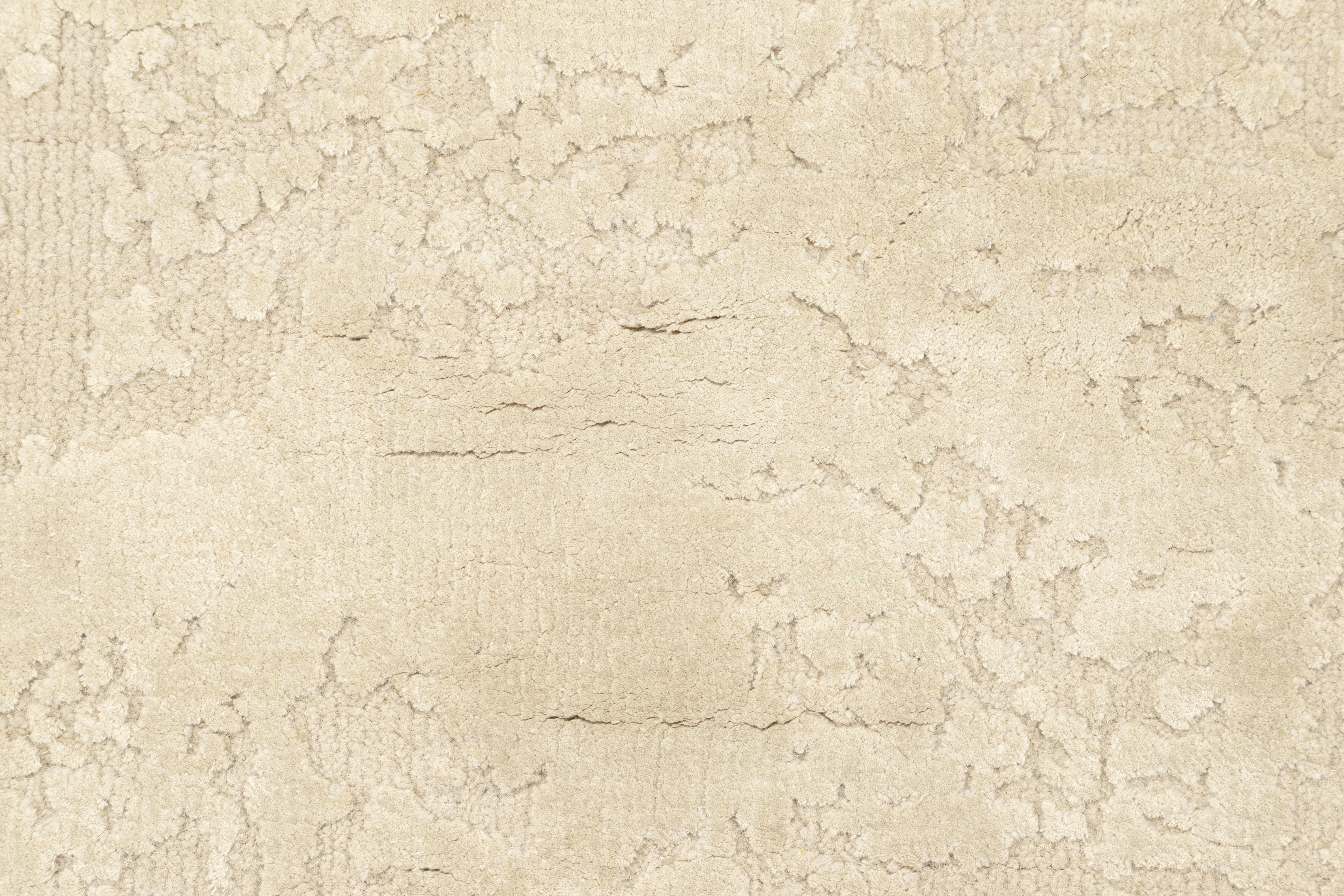 Moderno Rug & Kilim è un tappeto astratto in formato regalo con trama alta e bassa color crema e bianco. in vendita