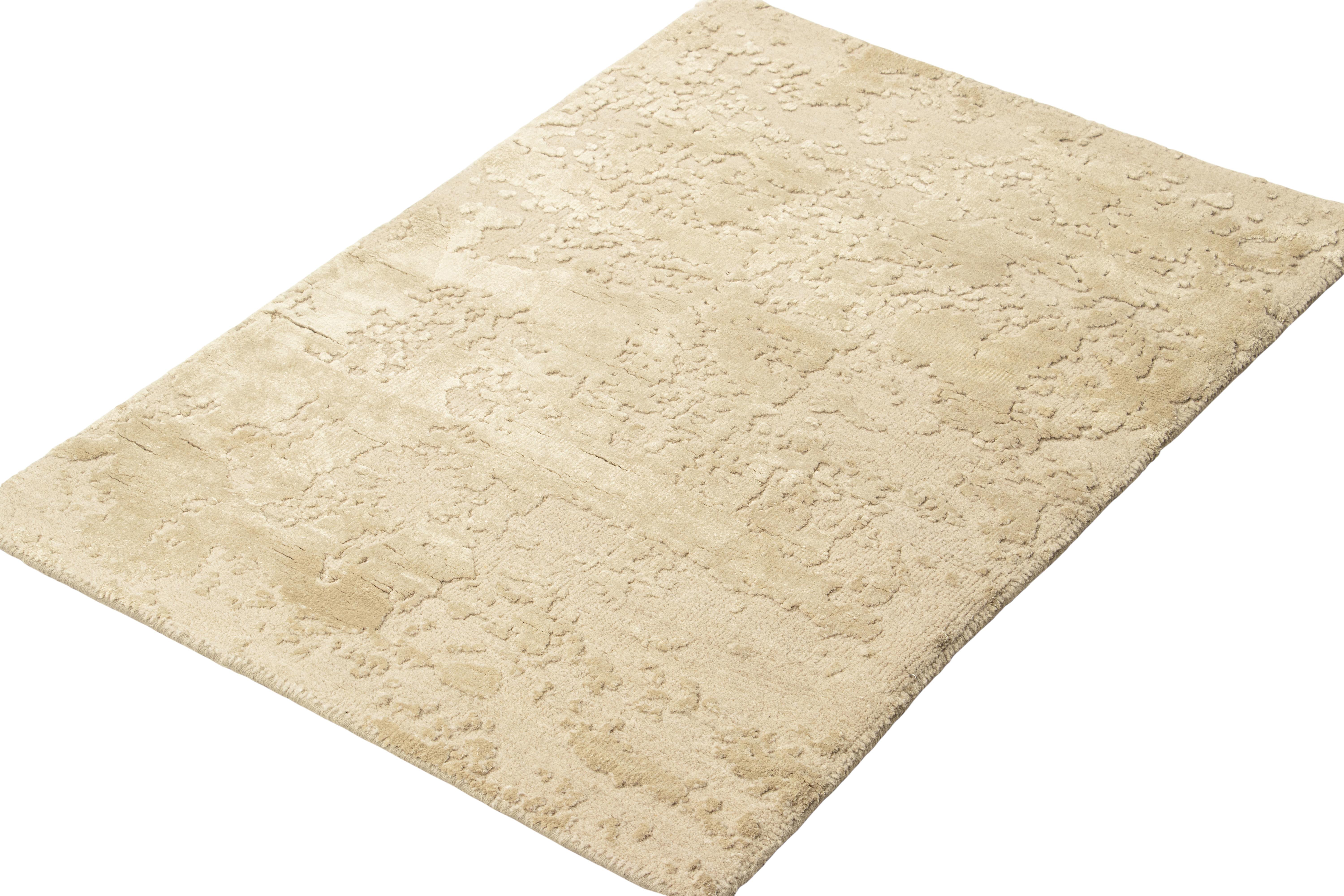 Abstrakter Teppich in Geschenkgröße von Rug & Kilim in cremeweißer Hoch-Tief-Struktur (Indisch) im Angebot