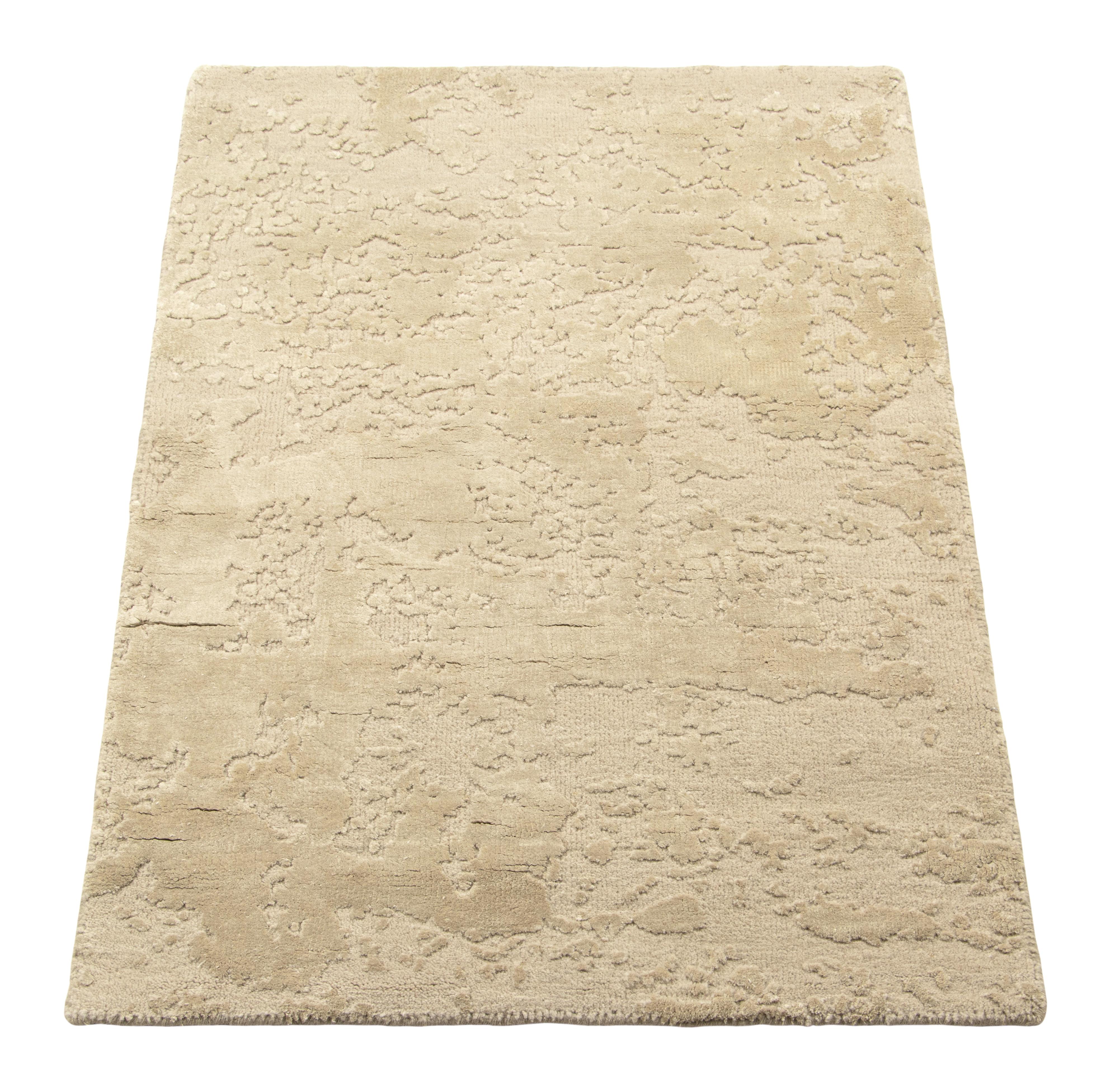 Annodato a mano Rug & Kilim è un tappeto astratto in formato regalo con trama alta e bassa color crema e bianco. in vendita