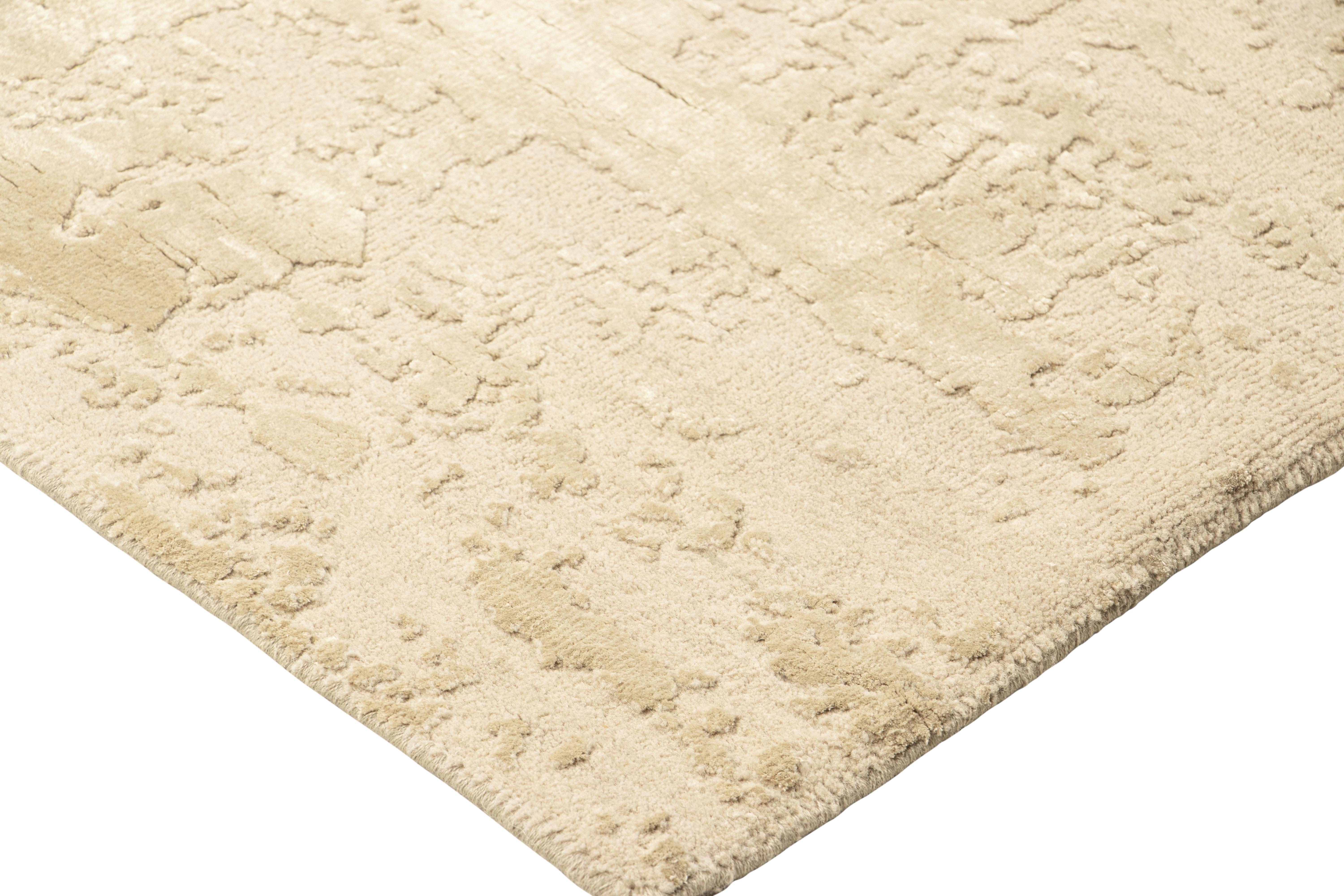 Rug & Kilim è un tappeto astratto in formato regalo con trama alta e bassa color crema e bianco. In condizioni Nuovo in vendita a Long Island City, NY