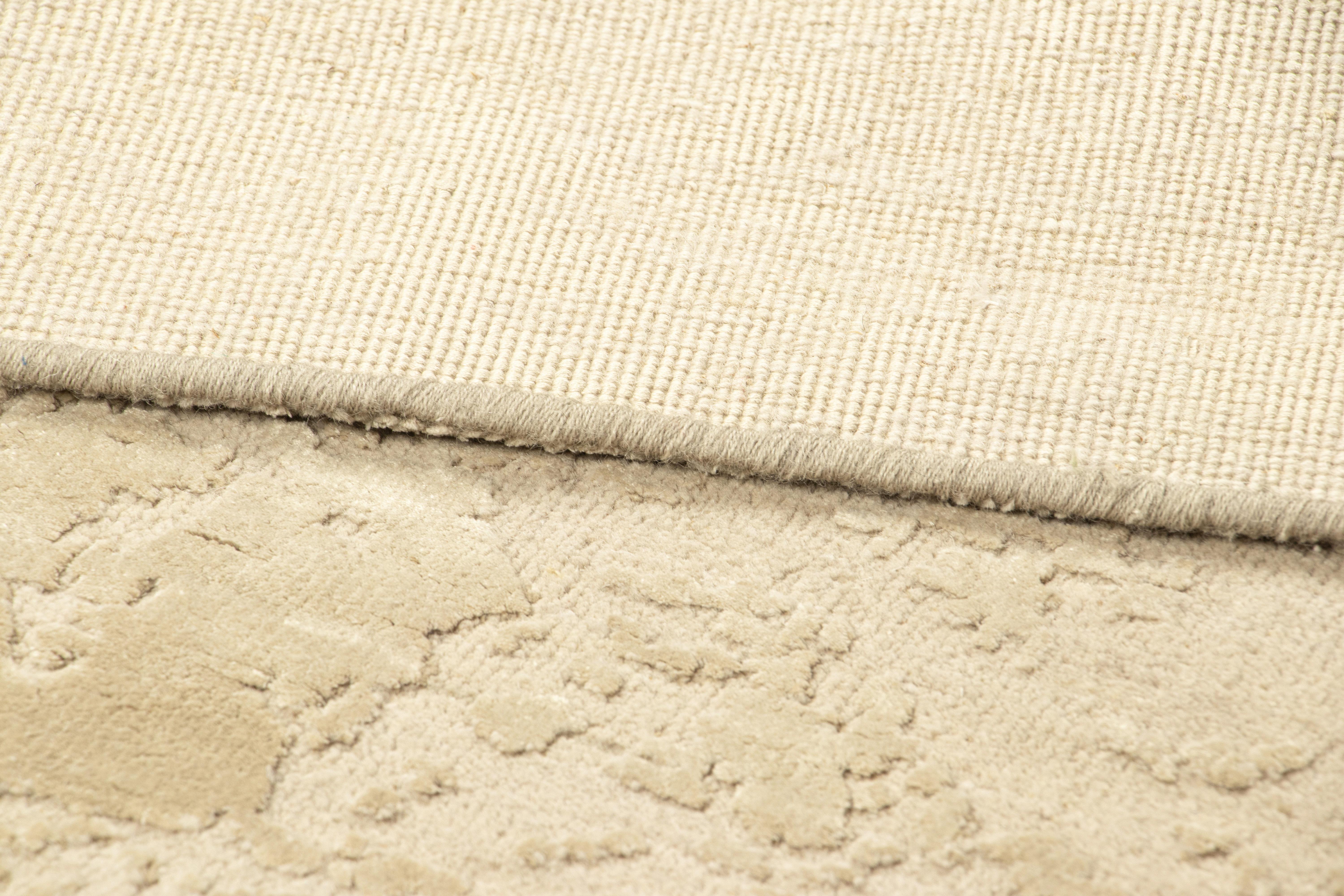 XXI secolo e contemporaneo Rug & Kilim è un tappeto astratto in formato regalo con trama alta e bassa color crema e bianco. in vendita