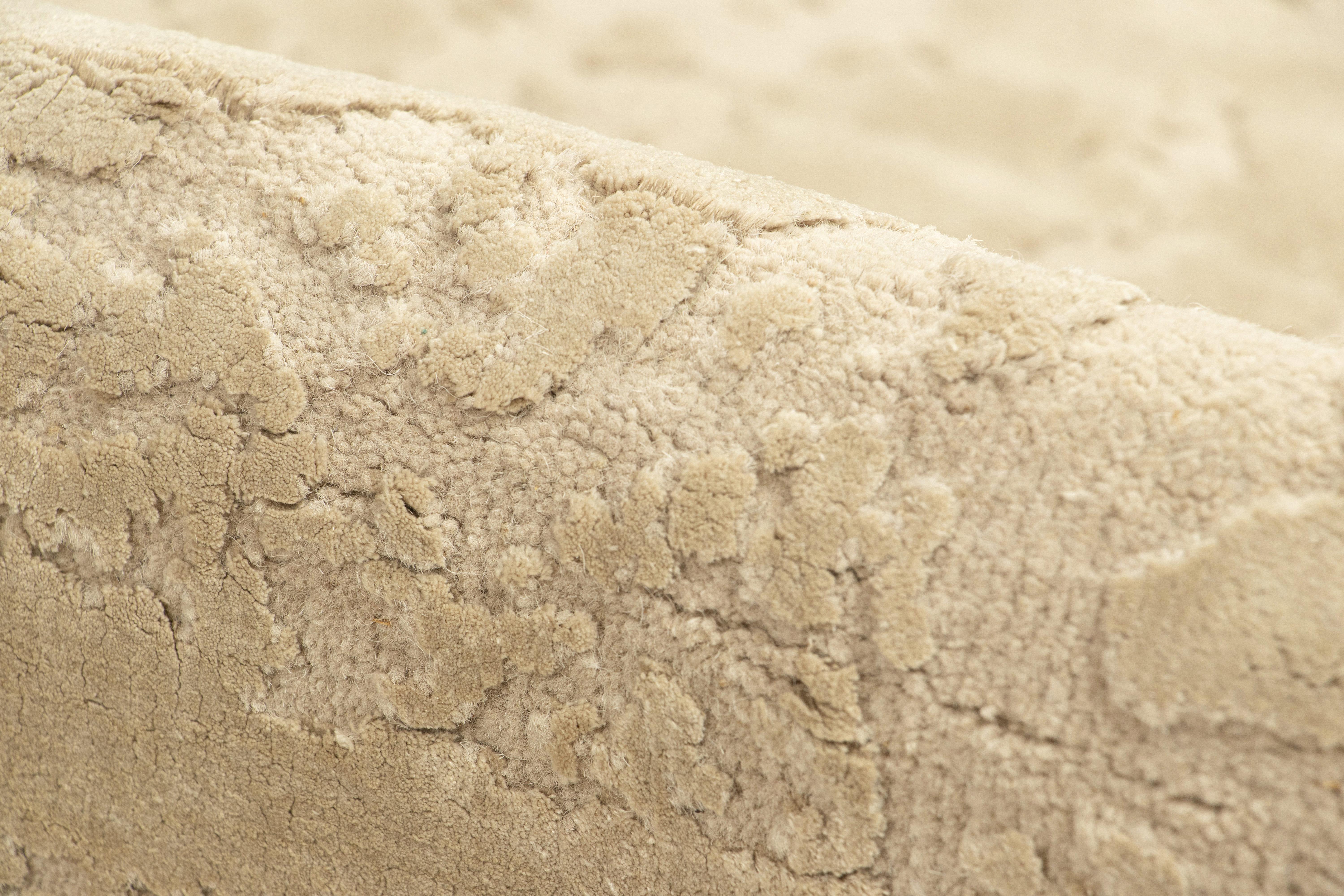 Lana Rug & Kilim è un tappeto astratto in formato regalo con trama alta e bassa color crema e bianco. in vendita