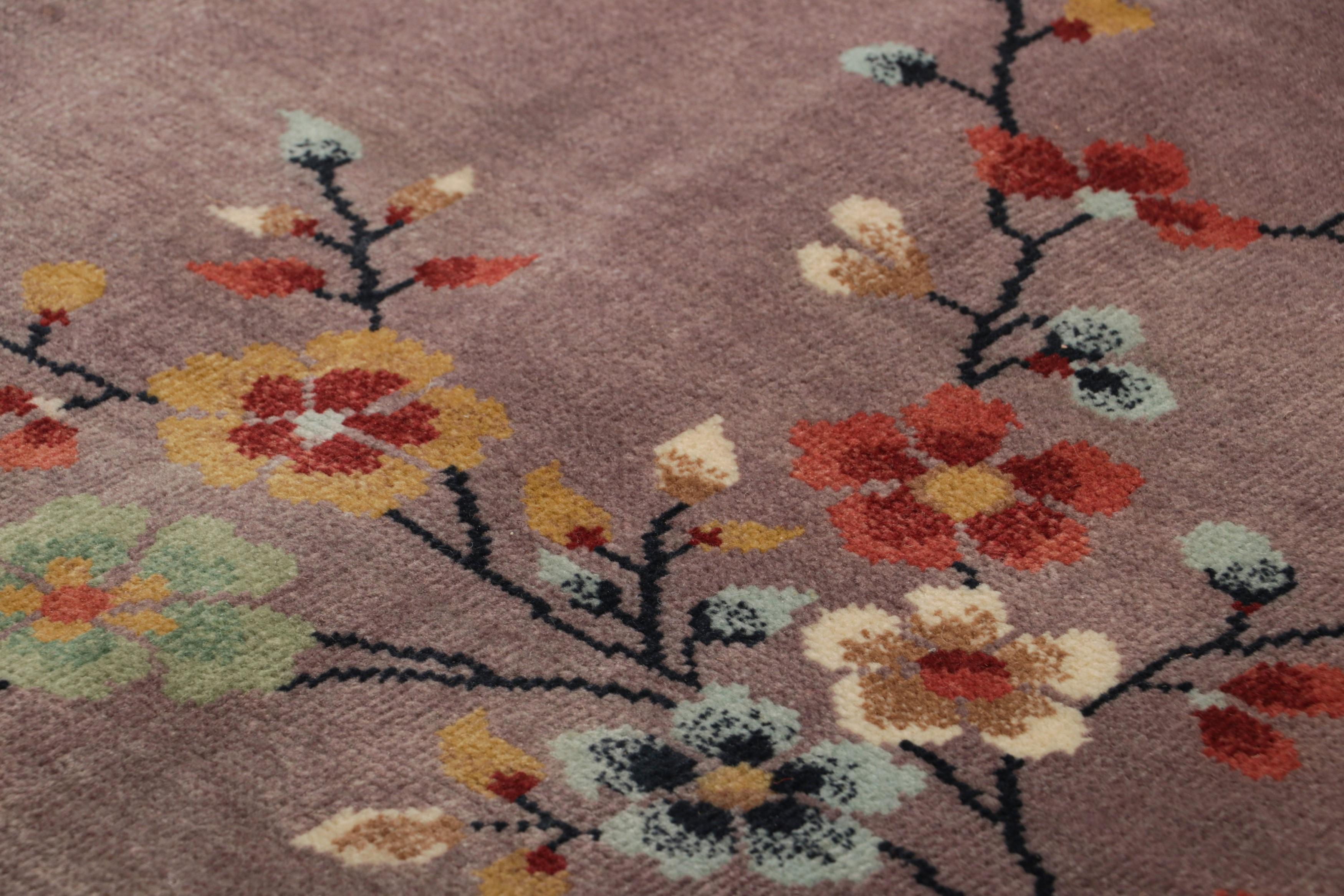 Questo tappeto in lana 2x3 annodato a mano è un tappeto contemporaneo in formato regalo che rappresenta la collezione di tappeti Art Deco cinesi di Rug & Kilim. Il design reimmagina pezzi d'epoca degli anni '20 e altri rari tappeti antichi e vintage