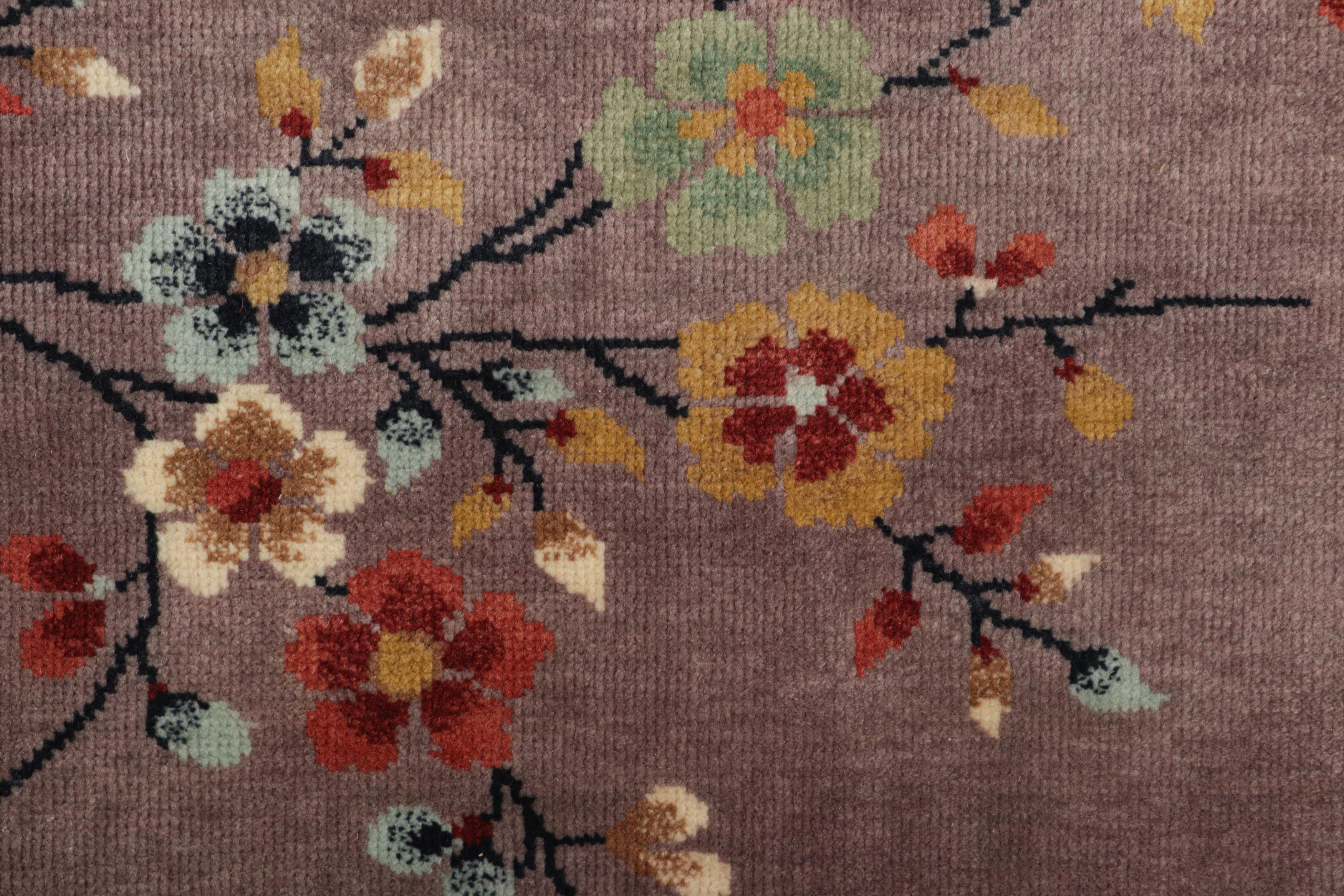 Art Déco Rug & Kilim è un tappeto in stile Art Deco cinese in viola con motivi floreali, in formato regalo. in vendita