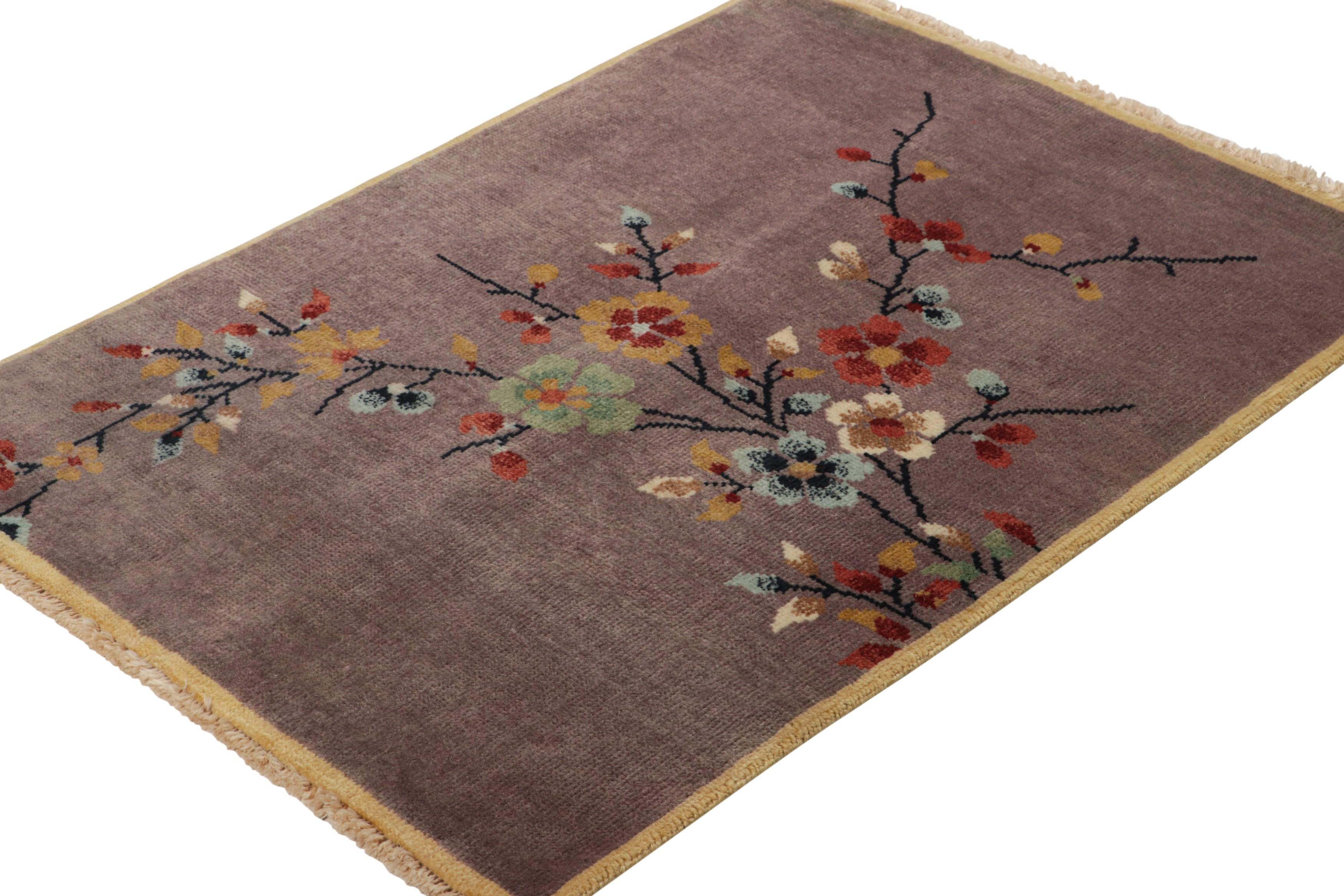 Indiano Rug & Kilim è un tappeto in stile Art Deco cinese in viola con motivi floreali, in formato regalo. in vendita