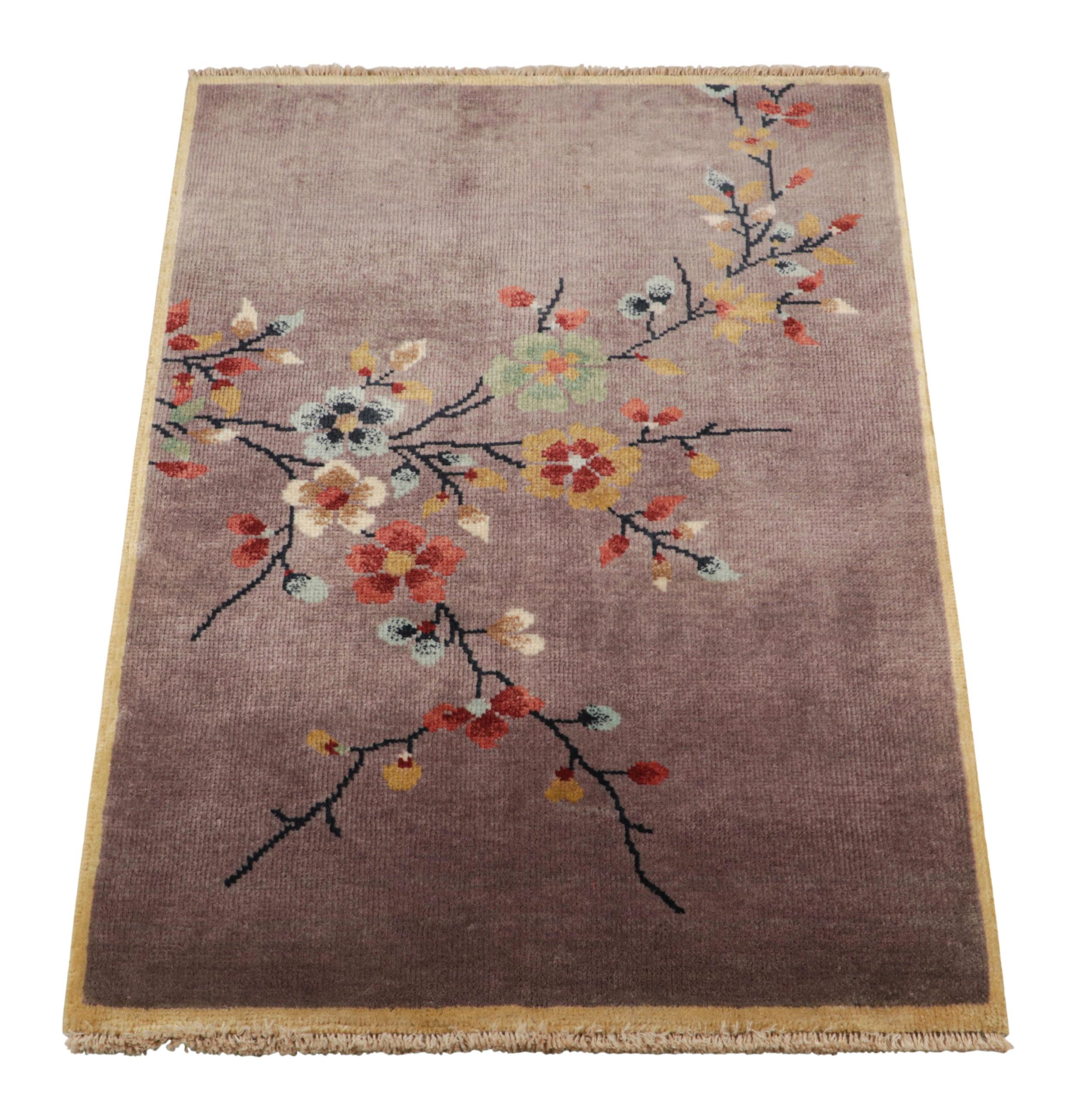 Annodato a mano Rug & Kilim è un tappeto in stile Art Deco cinese in viola con motivi floreali, in formato regalo. in vendita