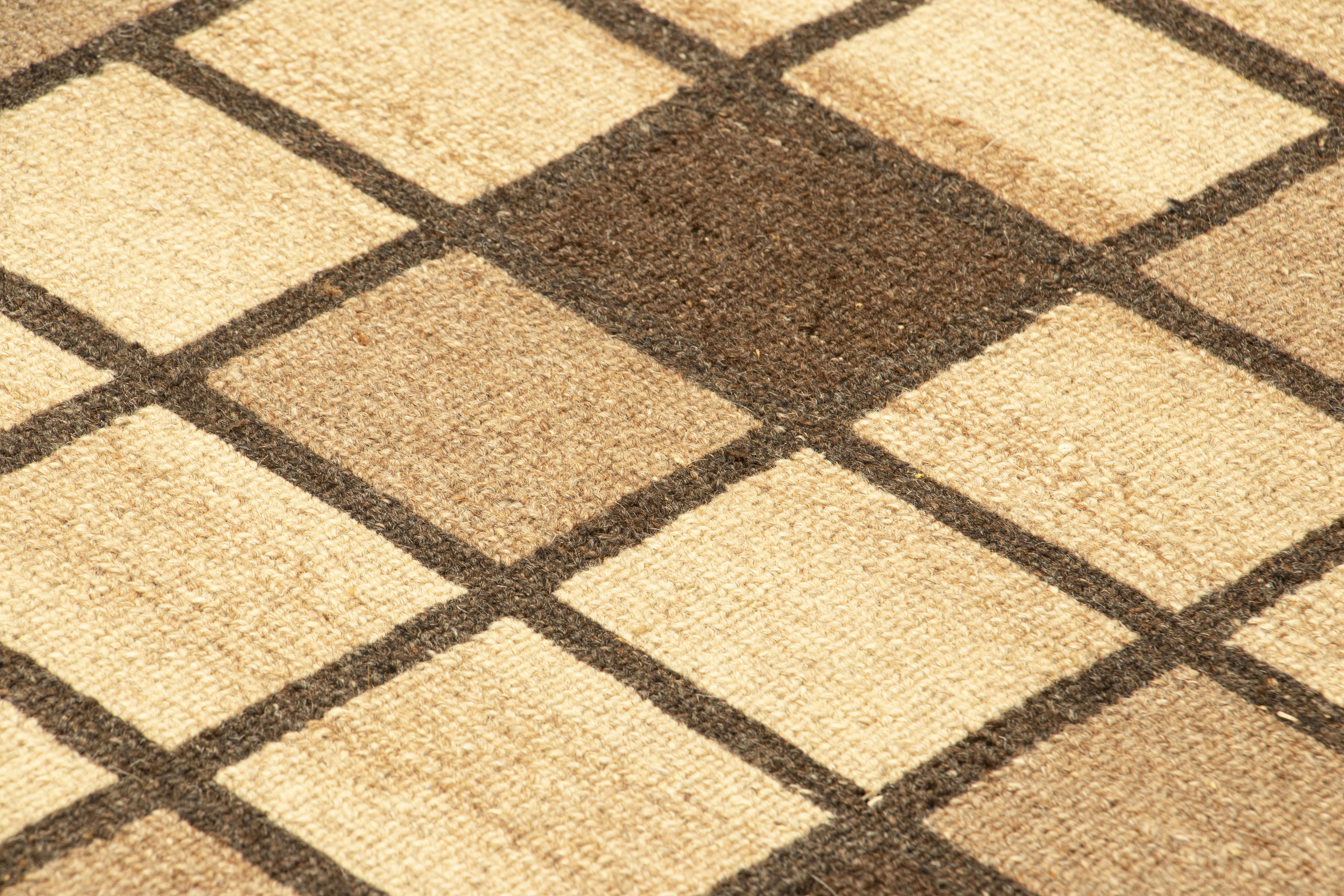 This handwoven wool 2x3 rug is a Soumak flatweave, from the exciting nw gift-size additions to Rug 
Kilim’s Modern Collection. 

On the Design: 

Beige-brown, chocolate and cream tones underscore a minimalist geometric pattern—a grid of squares