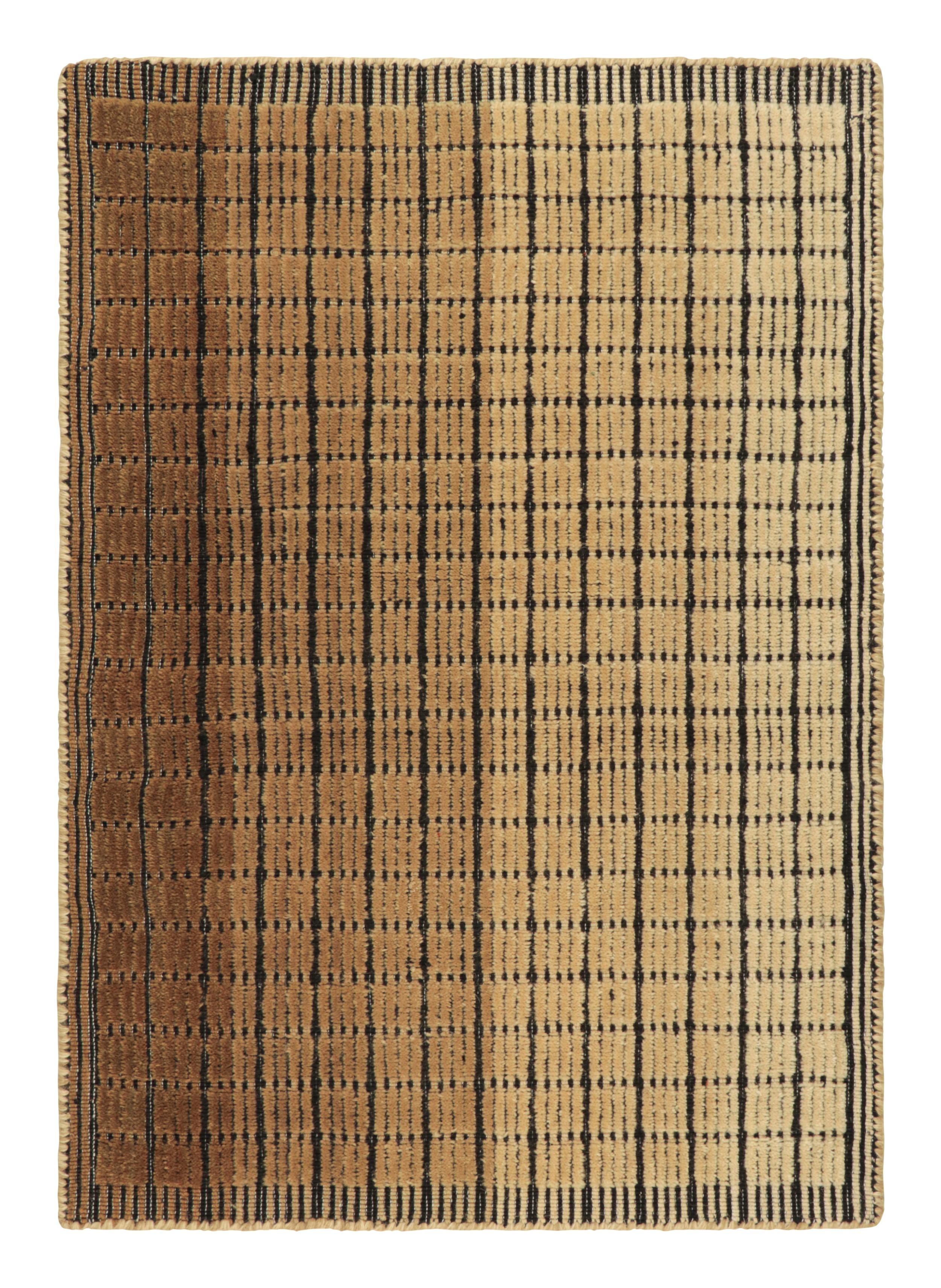 Rug & Kilim's Gradient Custom Rug Sample in Beige-Braun Ombre Grid (Indisch) im Angebot