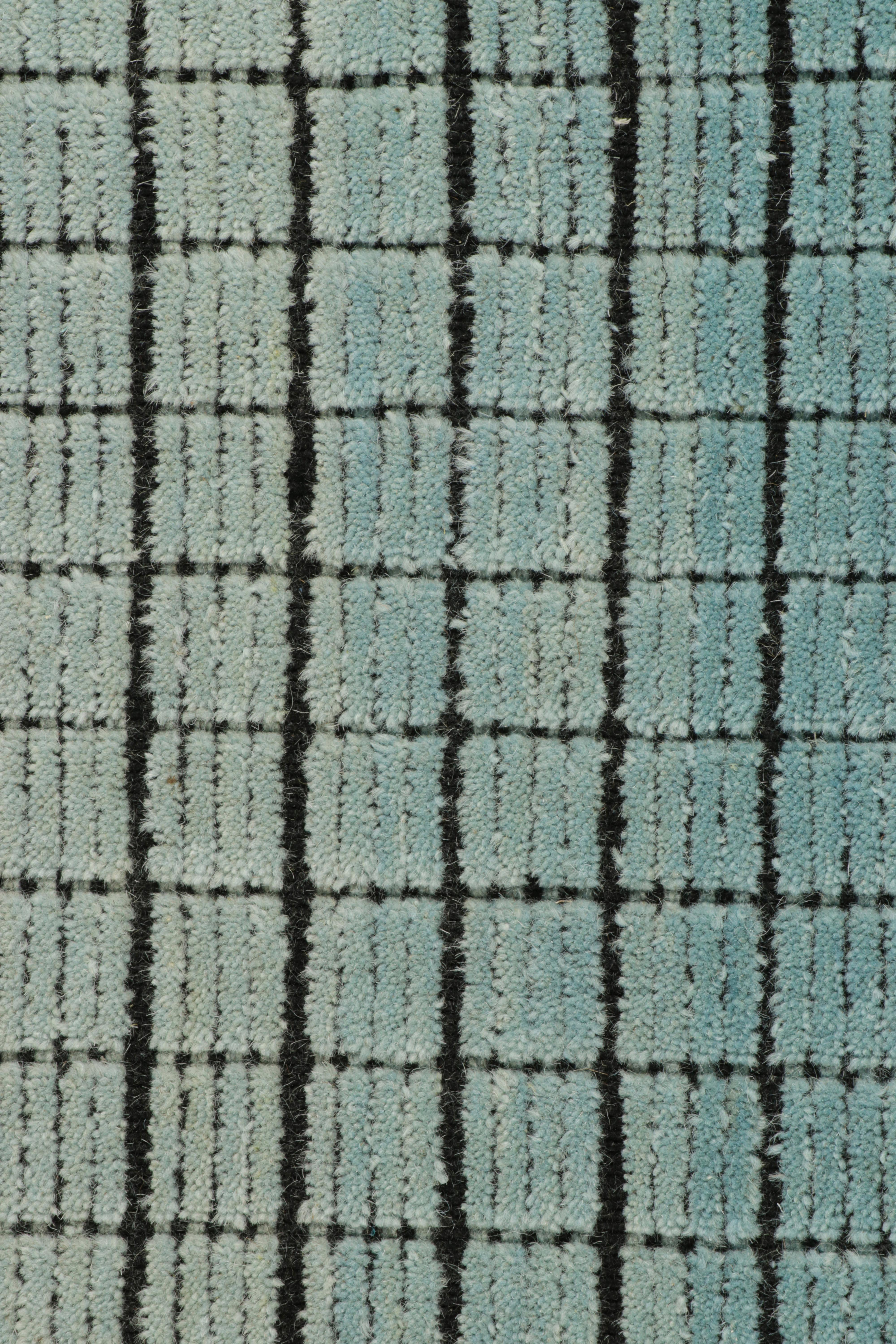Rug & Kilim's Gradient Rug in Blau und Schwarz Ombre Grid und High-Low Texture (Moderne) im Angebot
