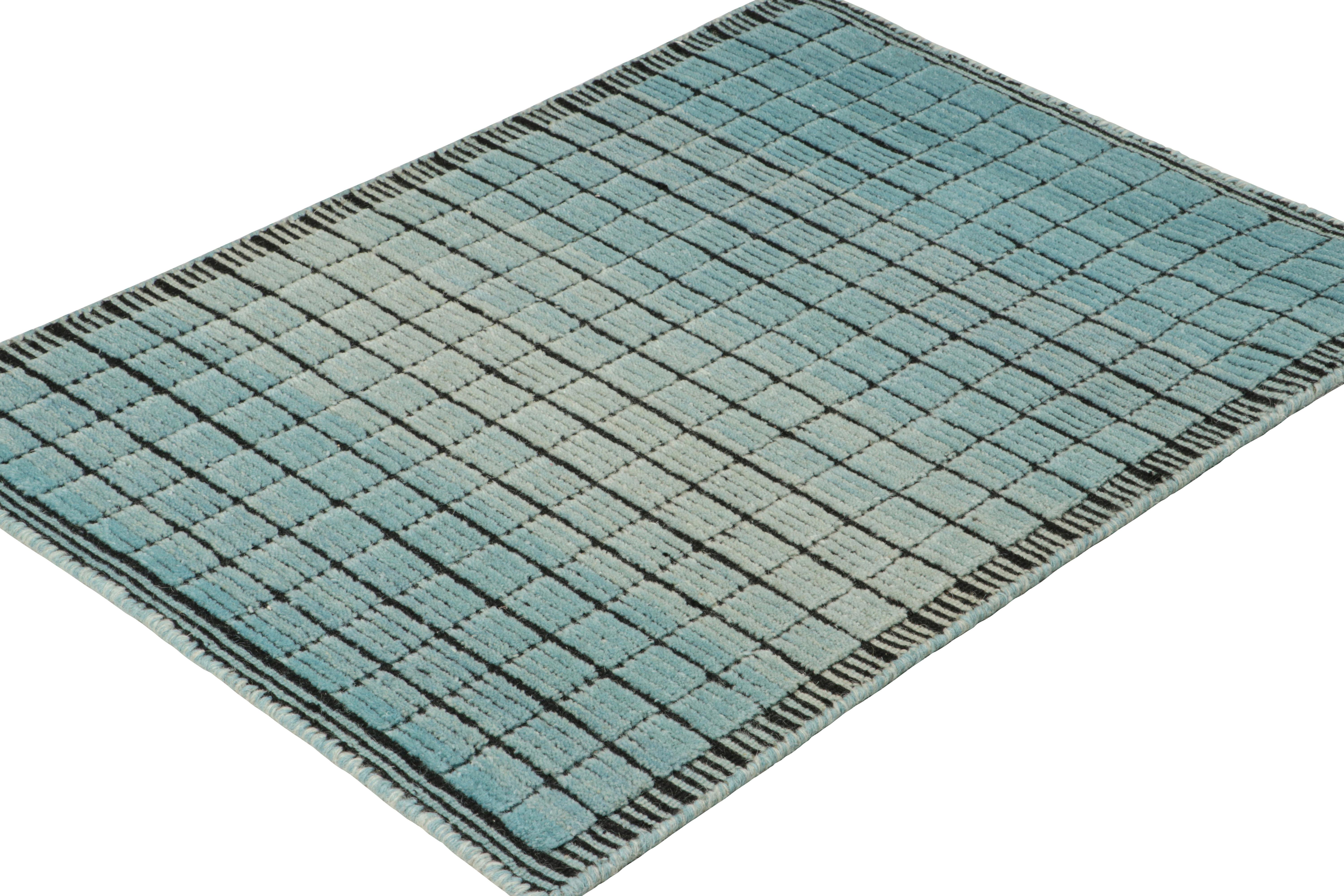Rug & Kilim's Gradient Rug in Blau und Schwarz Ombre Grid und High-Low Texture (Indisch) im Angebot