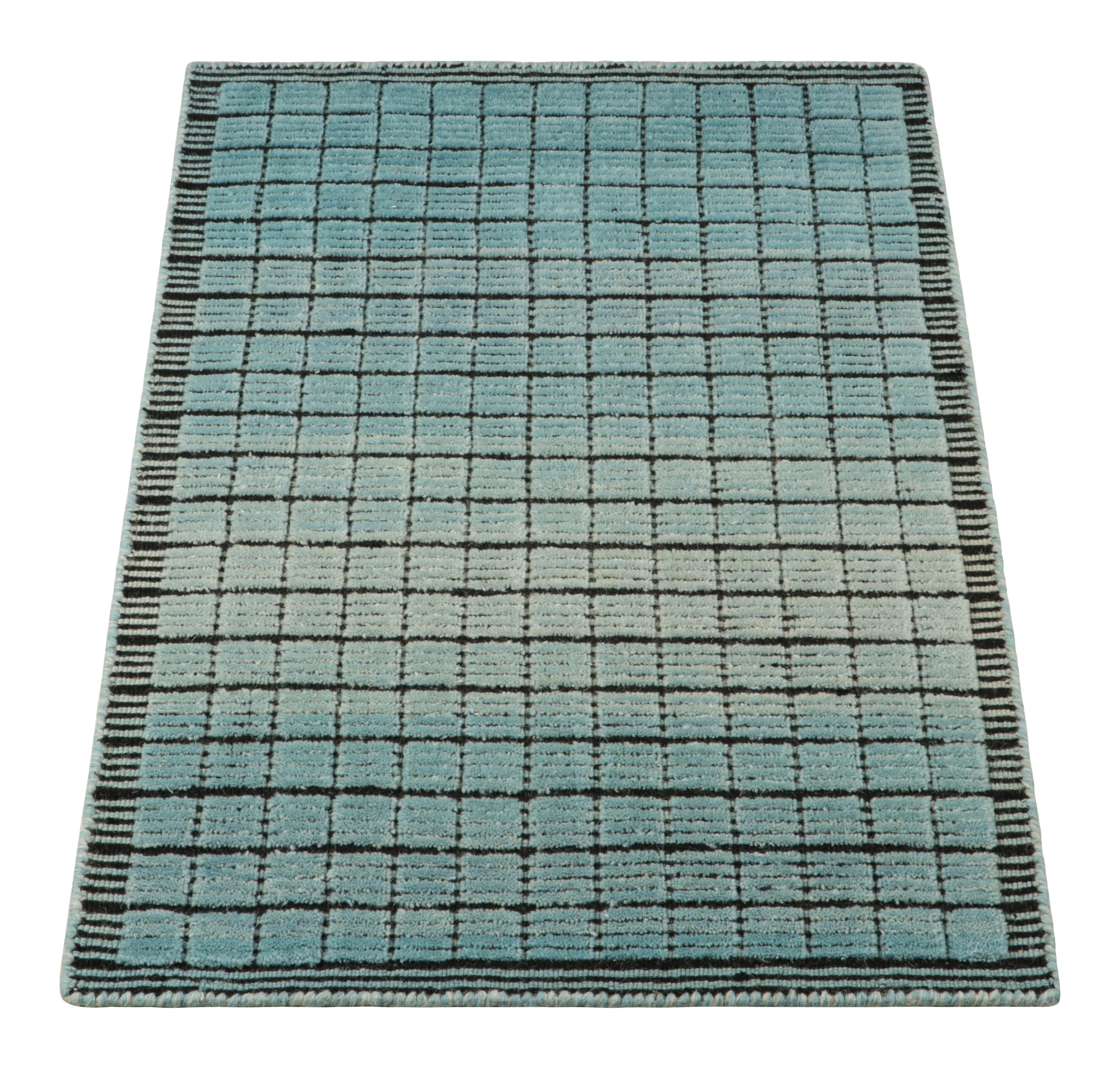 Rug & Kilim's Gradient Rug in Blau und Schwarz Ombre Grid und High-Low Texture (Handgeknüpft) im Angebot