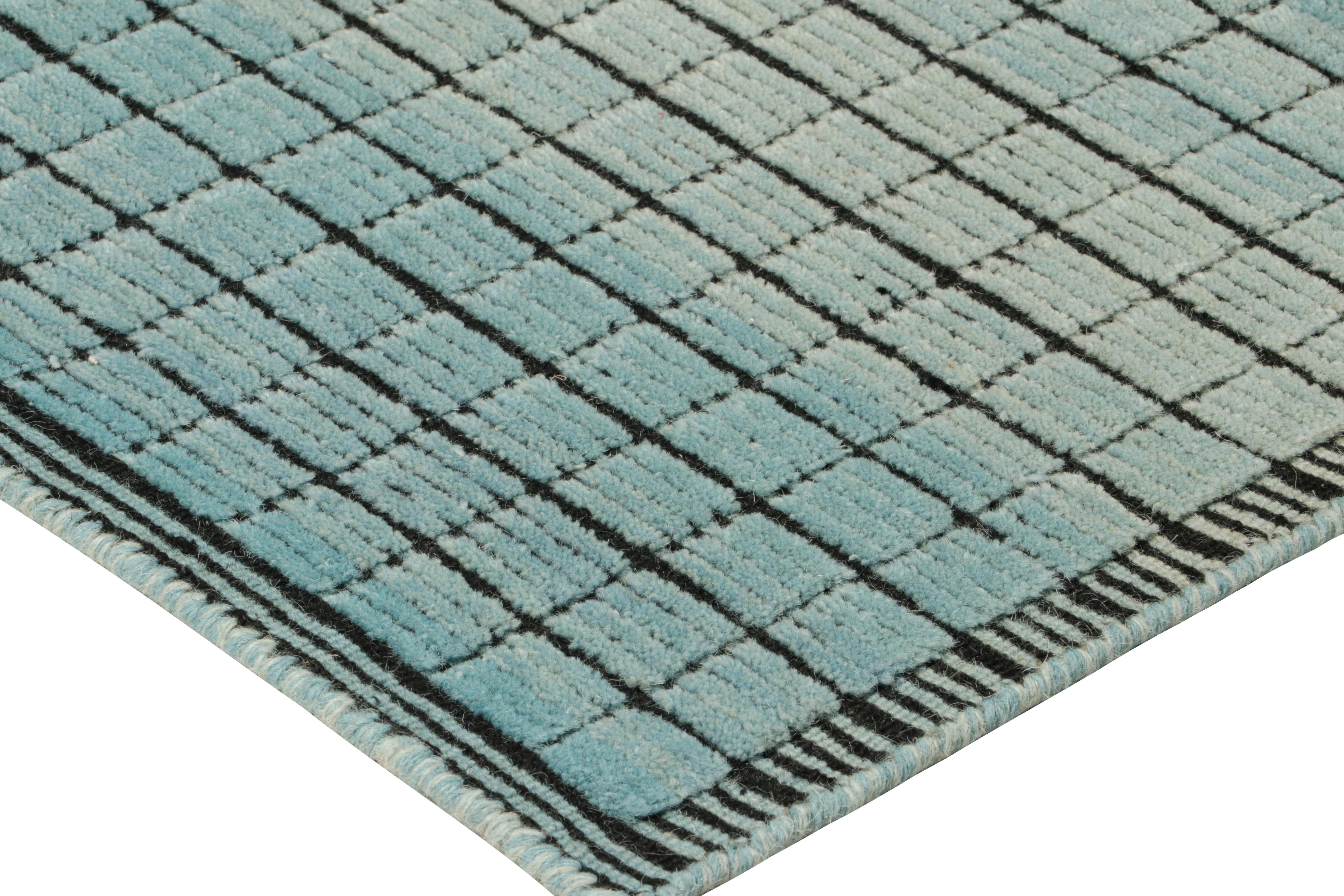 Rug & Kilim's Gradient Rug in Blau und Schwarz Ombre Grid und High-Low Texture im Zustand „Neu“ im Angebot in Long Island City, NY