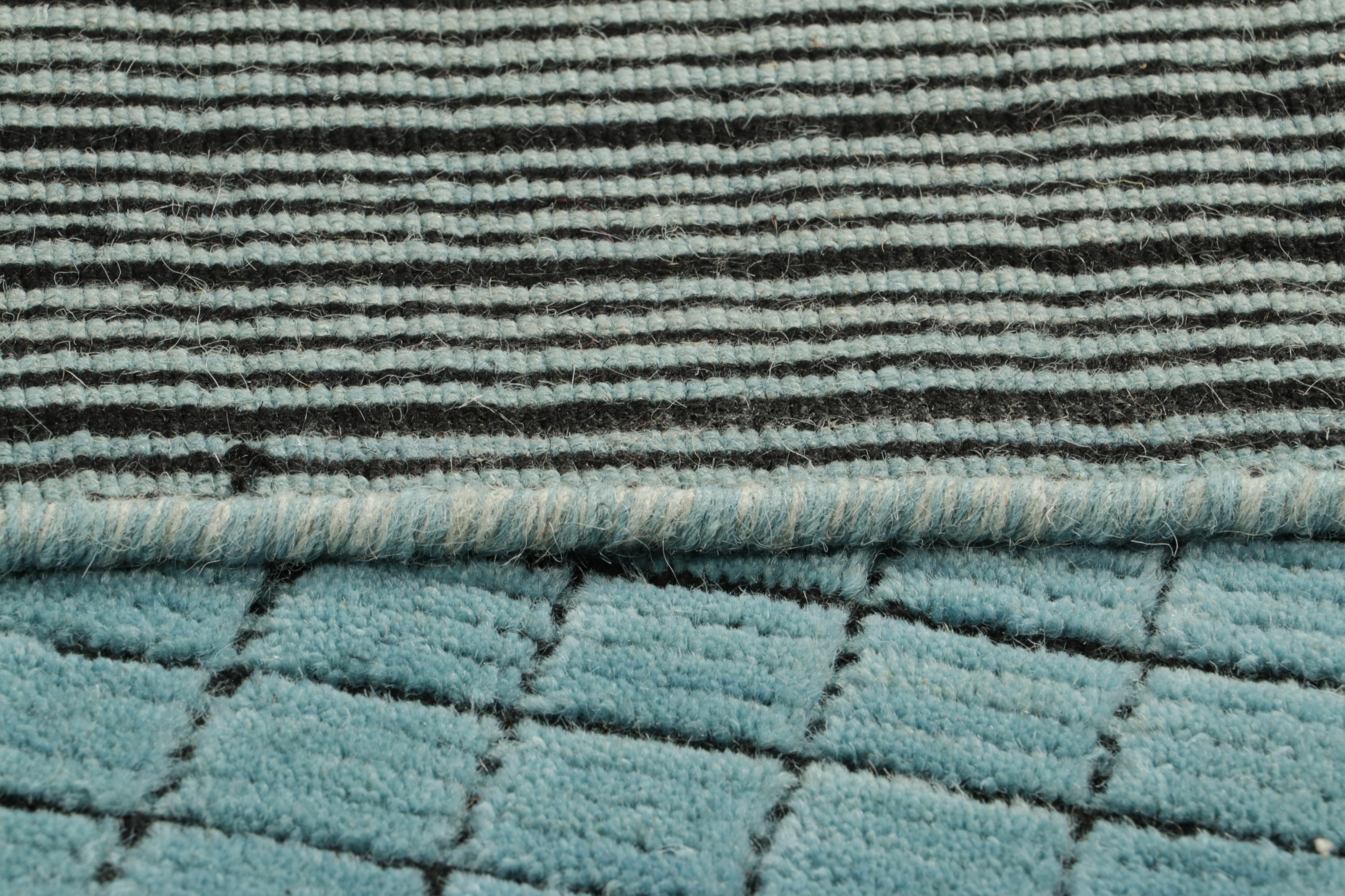Rug & Kilim's Gradient Rug in Blau und Schwarz Ombre Grid und High-Low Texture (21. Jahrhundert und zeitgenössisch) im Angebot
