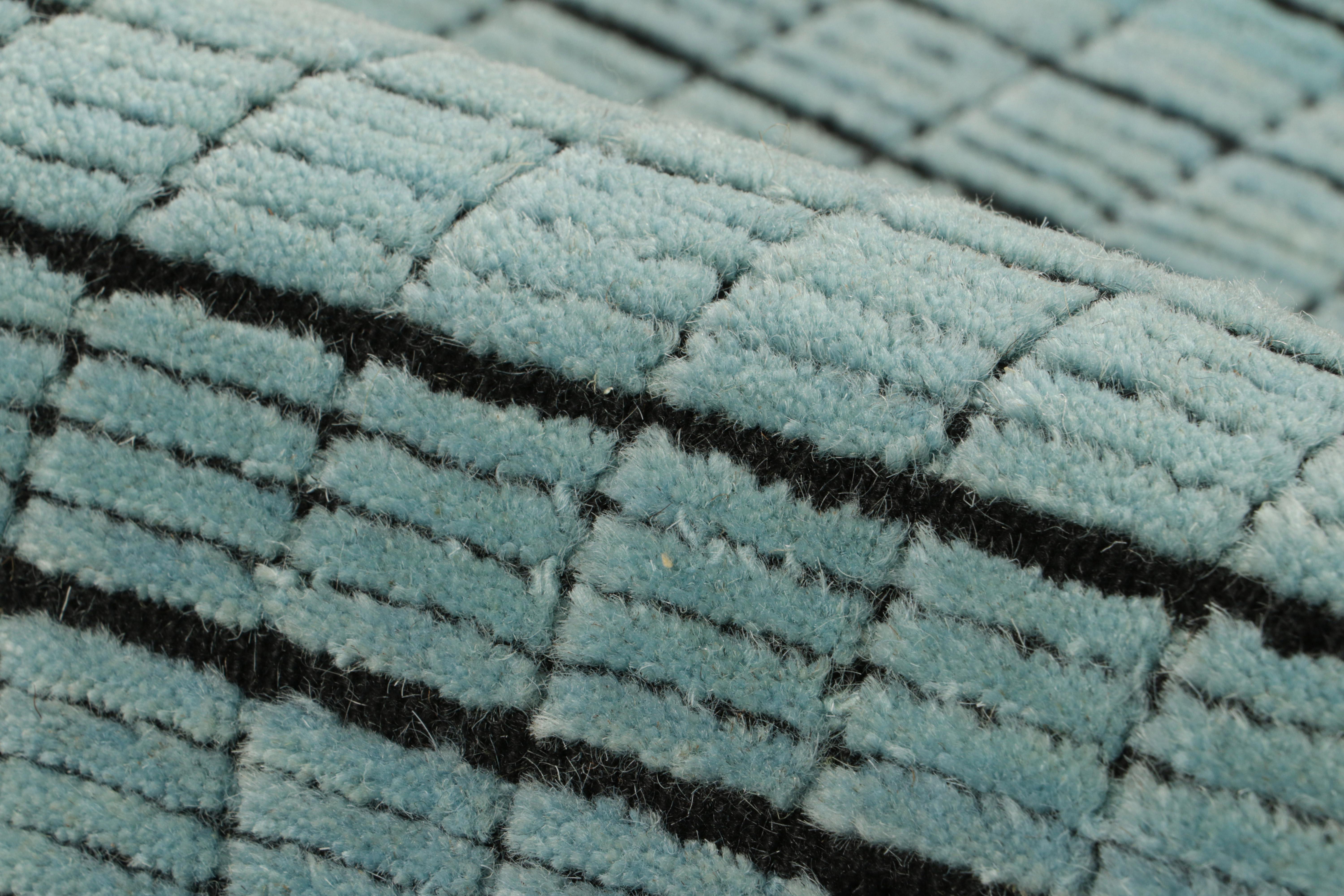 Rug & Kilim's Gradient Rug in Blau und Schwarz Ombre Grid und High-Low Texture (Wolle) im Angebot