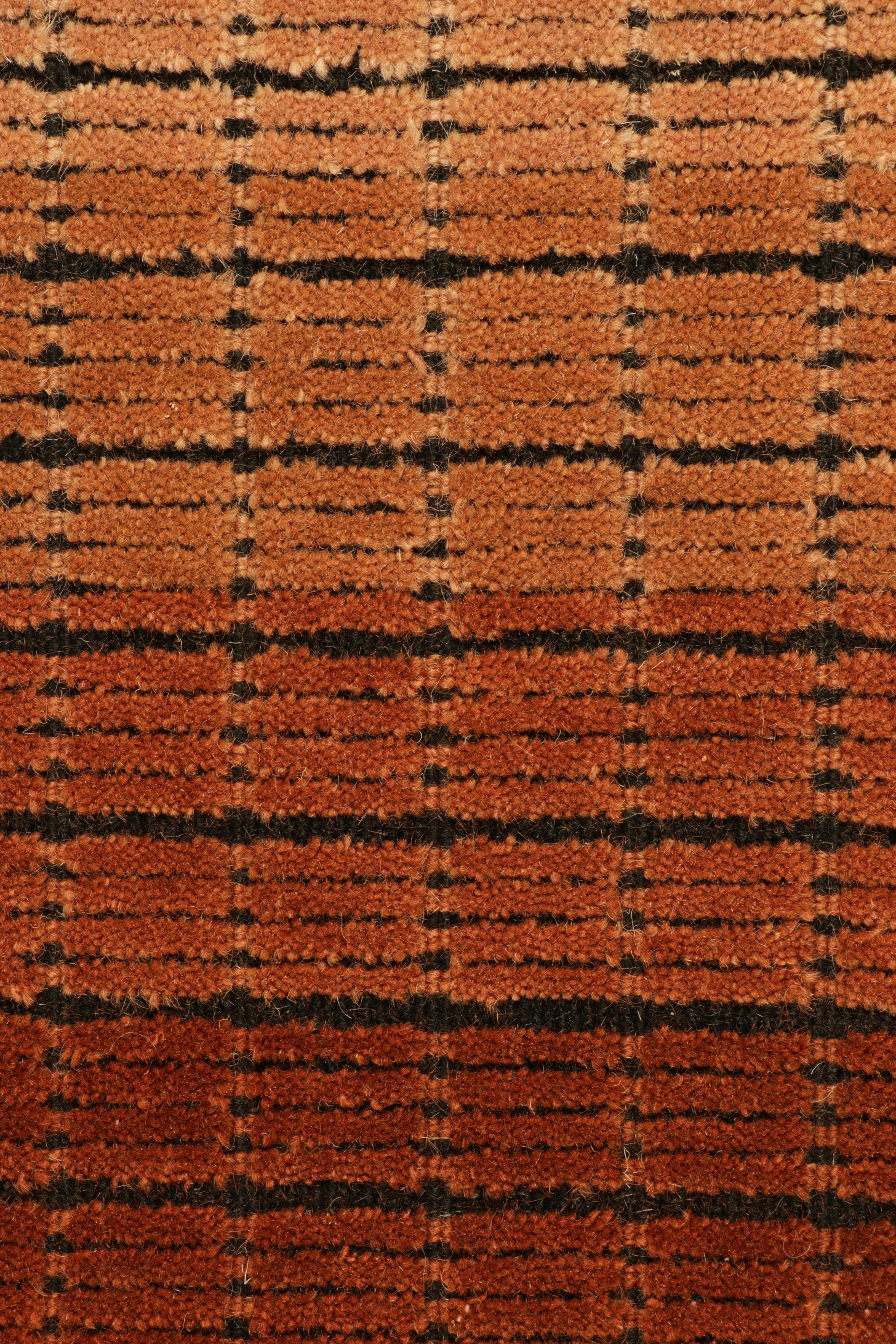 Rug & Kilim's Gradient Rug in cremefarbenem Beige-Braun mit Ombre-Gitter und High-Low-Textur (Moderne) im Angebot