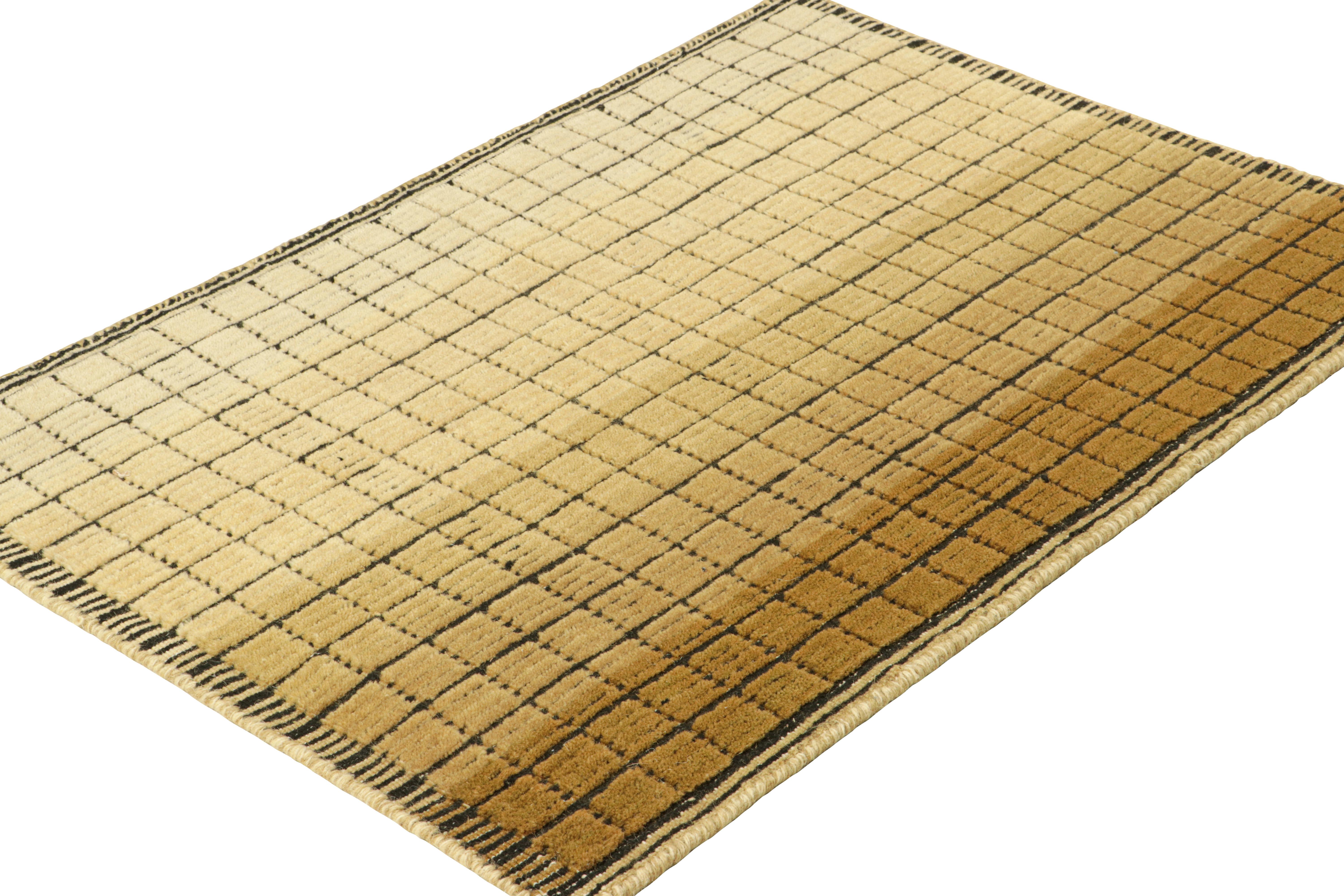 Indiano Rug & Kilim: Tappeto Gradiente con griglia beige-marrone cremoso e texture alta-bassa in vendita