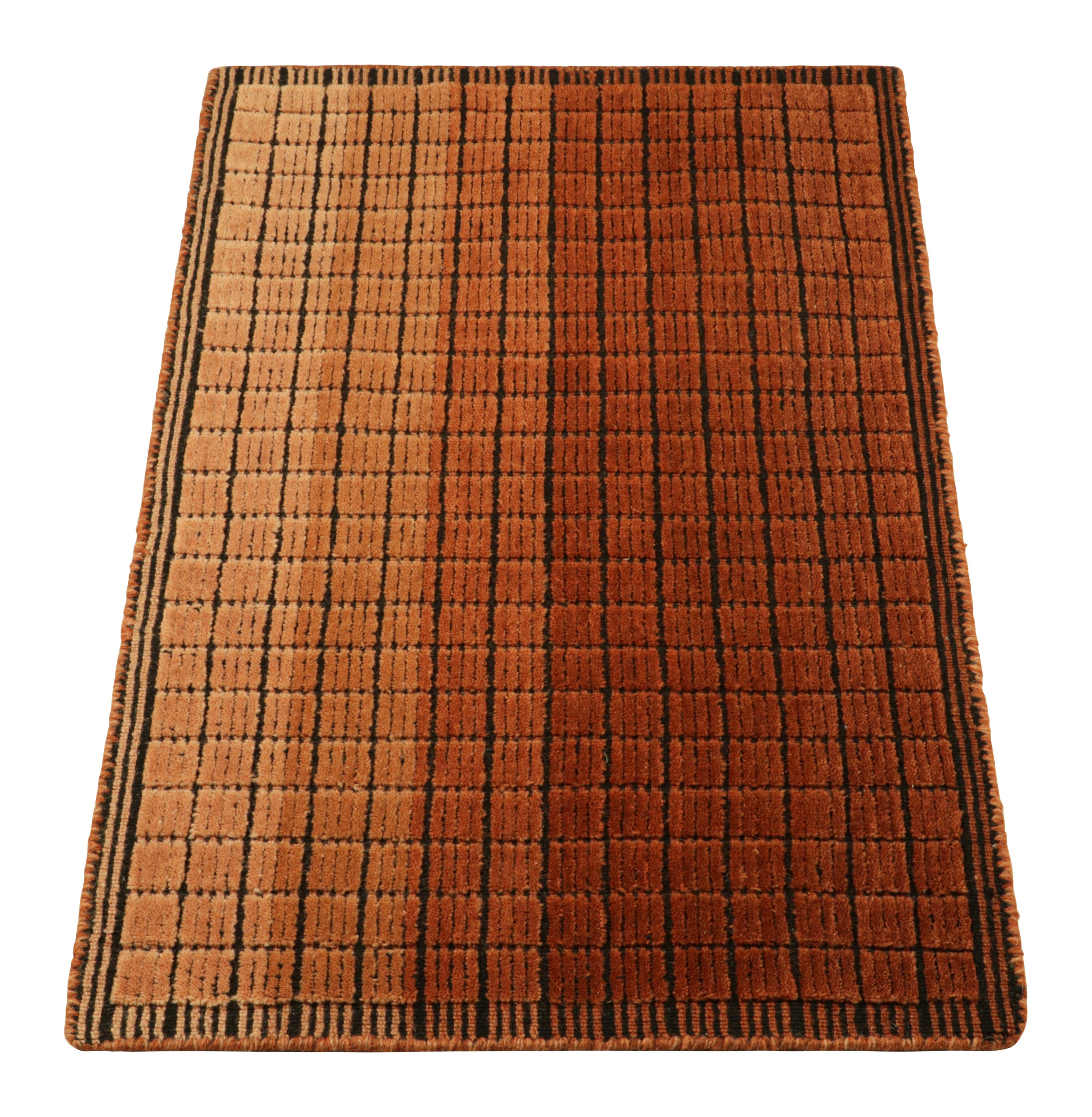 Rug & Kilim's Gradient Rug in cremefarbenem Beige-Braun mit Ombre-Gitter und High-Low-Textur (Indisch) im Angebot