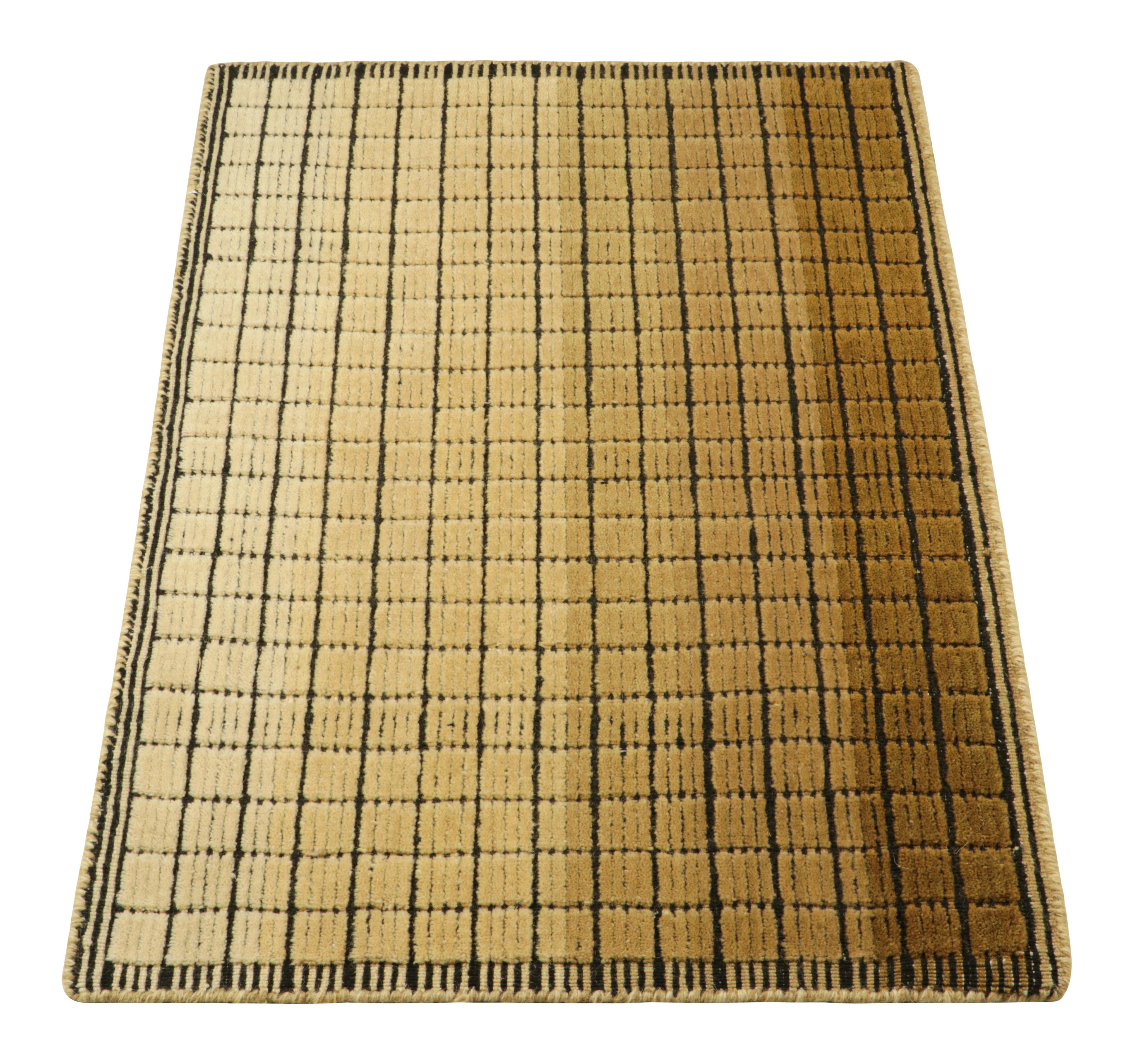 Annodato a mano Rug & Kilim: Tappeto Gradiente con griglia beige-marrone cremoso e texture alta-bassa in vendita