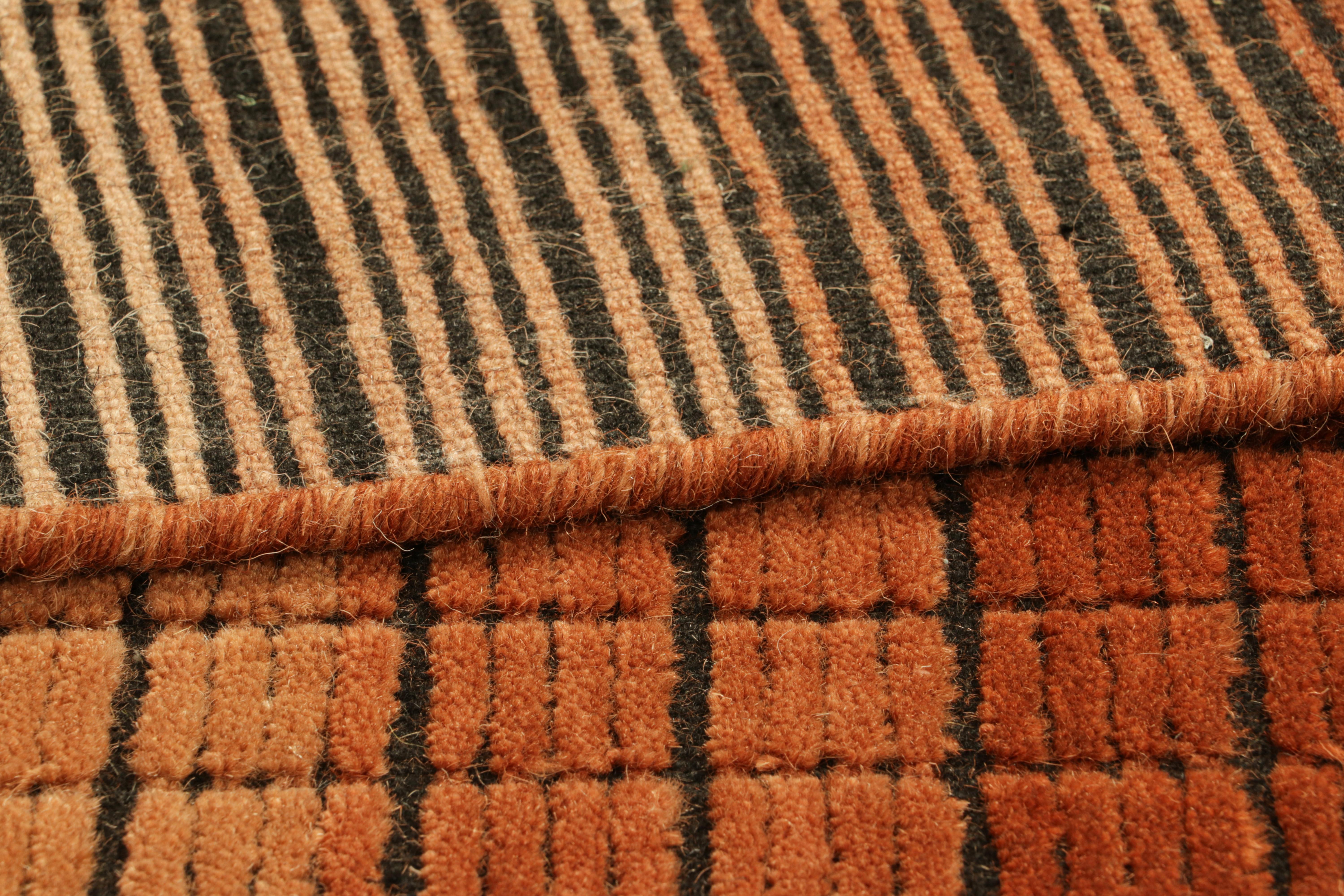 Rug & Kilim's Gradient Rug in cremefarbenem Beige-Braun mit Ombre-Gitter und High-Low-Textur (Handgeknüpft) im Angebot