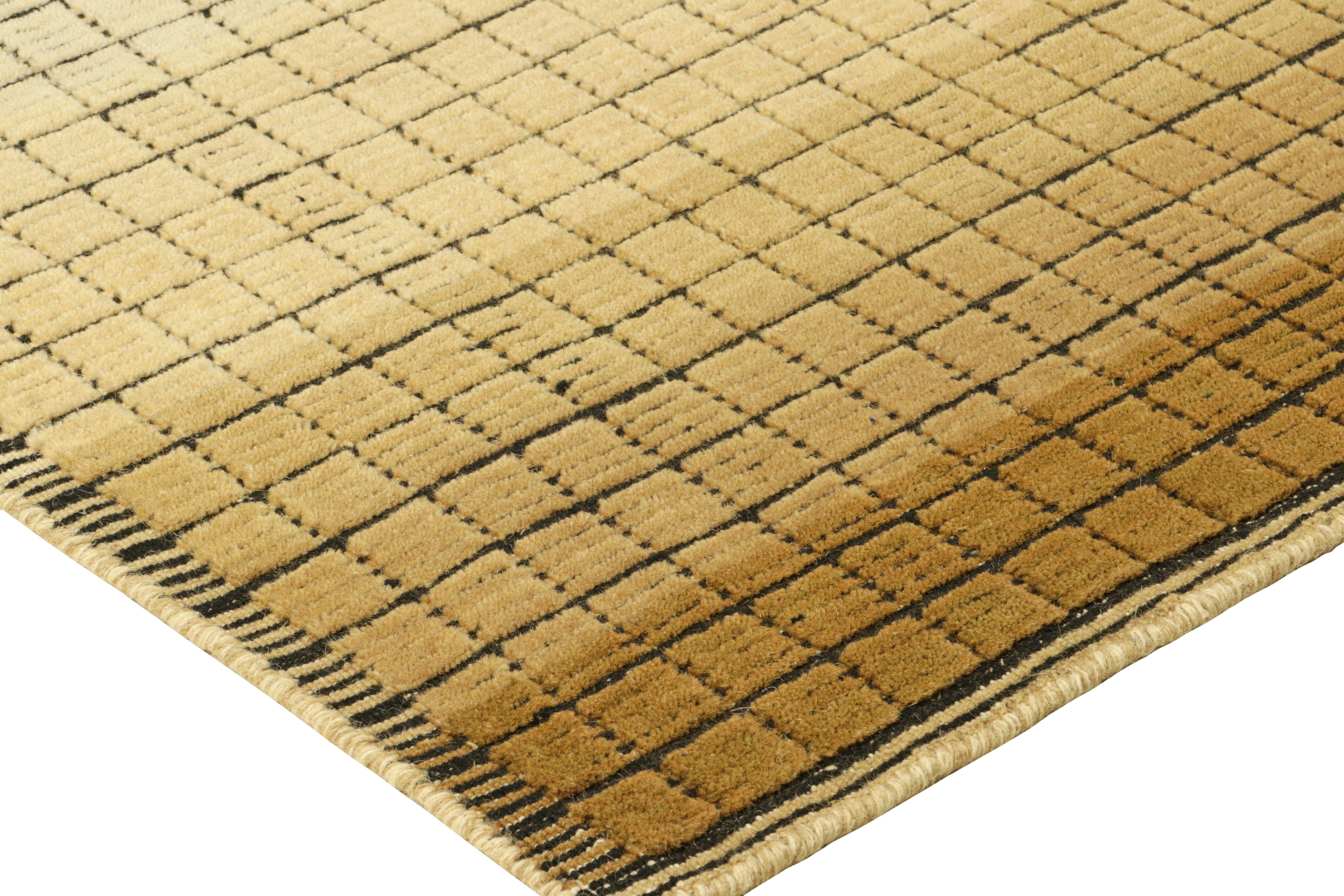 Rug & Kilim: Tappeto Gradiente con griglia beige-marrone cremoso e texture alta-bassa In condizioni Nuovo in vendita a Long Island City, NY