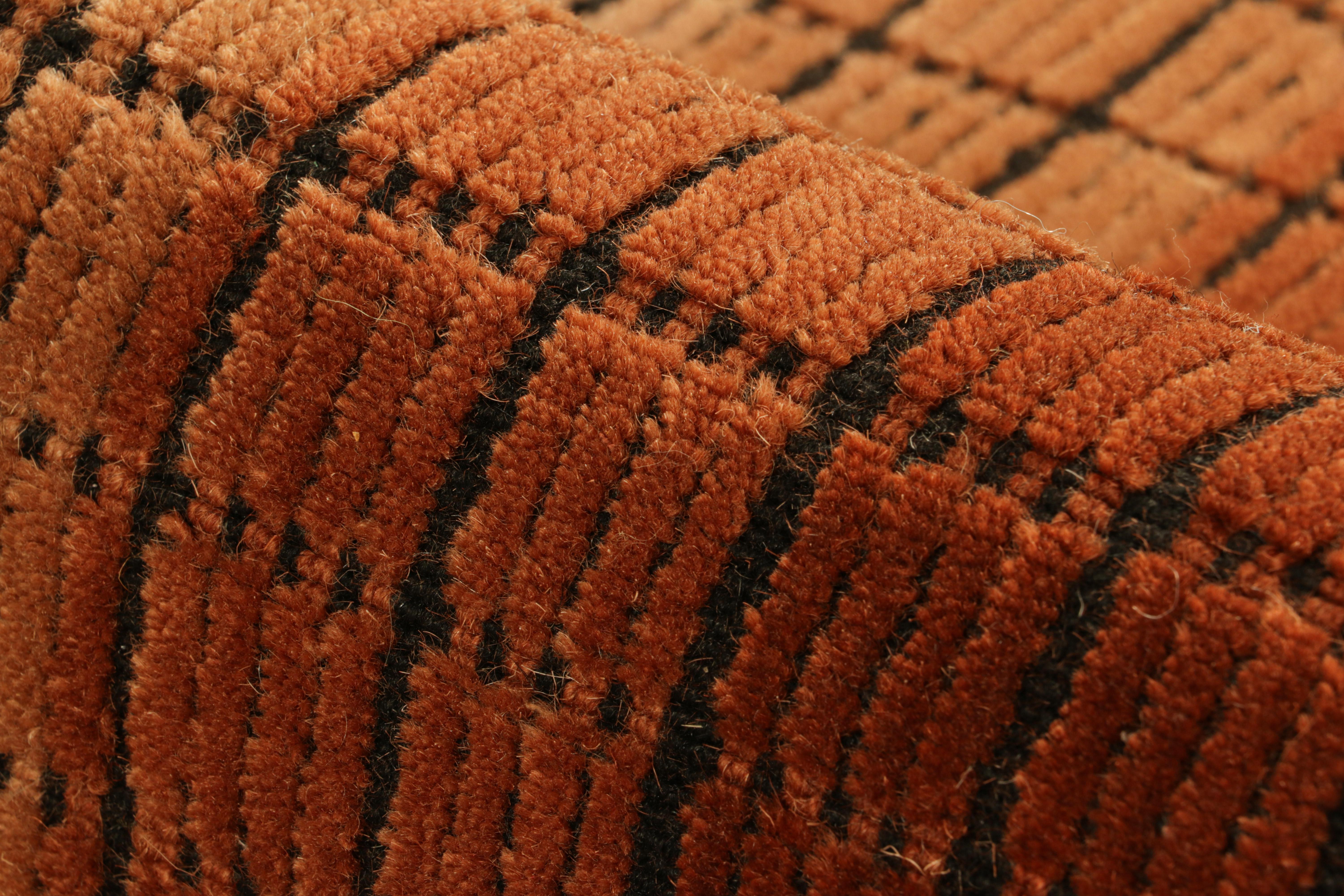 Rug & Kilim's Gradient Rug in cremefarbenem Beige-Braun mit Ombre-Gitter und High-Low-Textur im Zustand „Neu“ im Angebot in Long Island City, NY