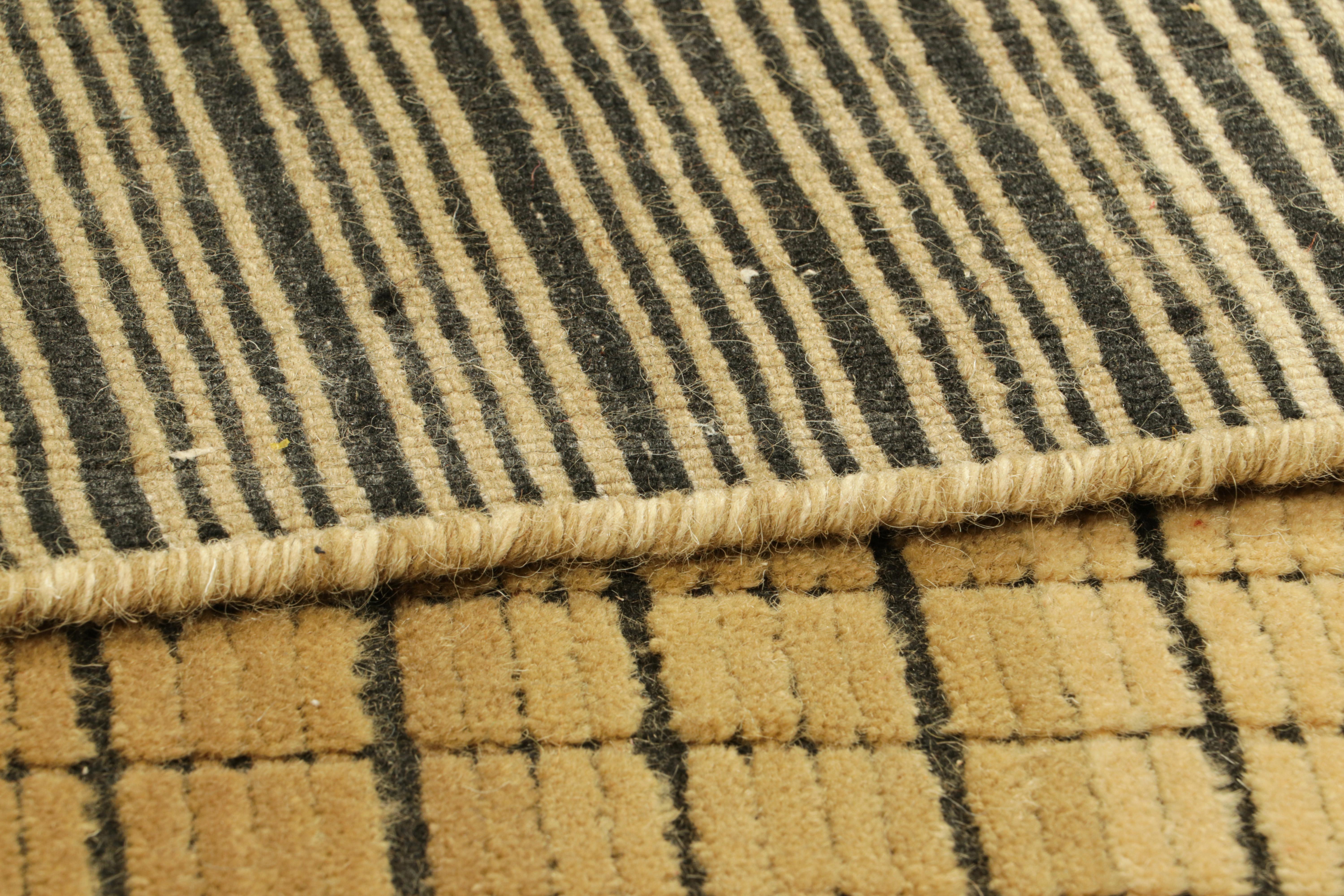 XXI secolo e contemporaneo Rug & Kilim: Tappeto Gradiente con griglia beige-marrone cremoso e texture alta-bassa in vendita