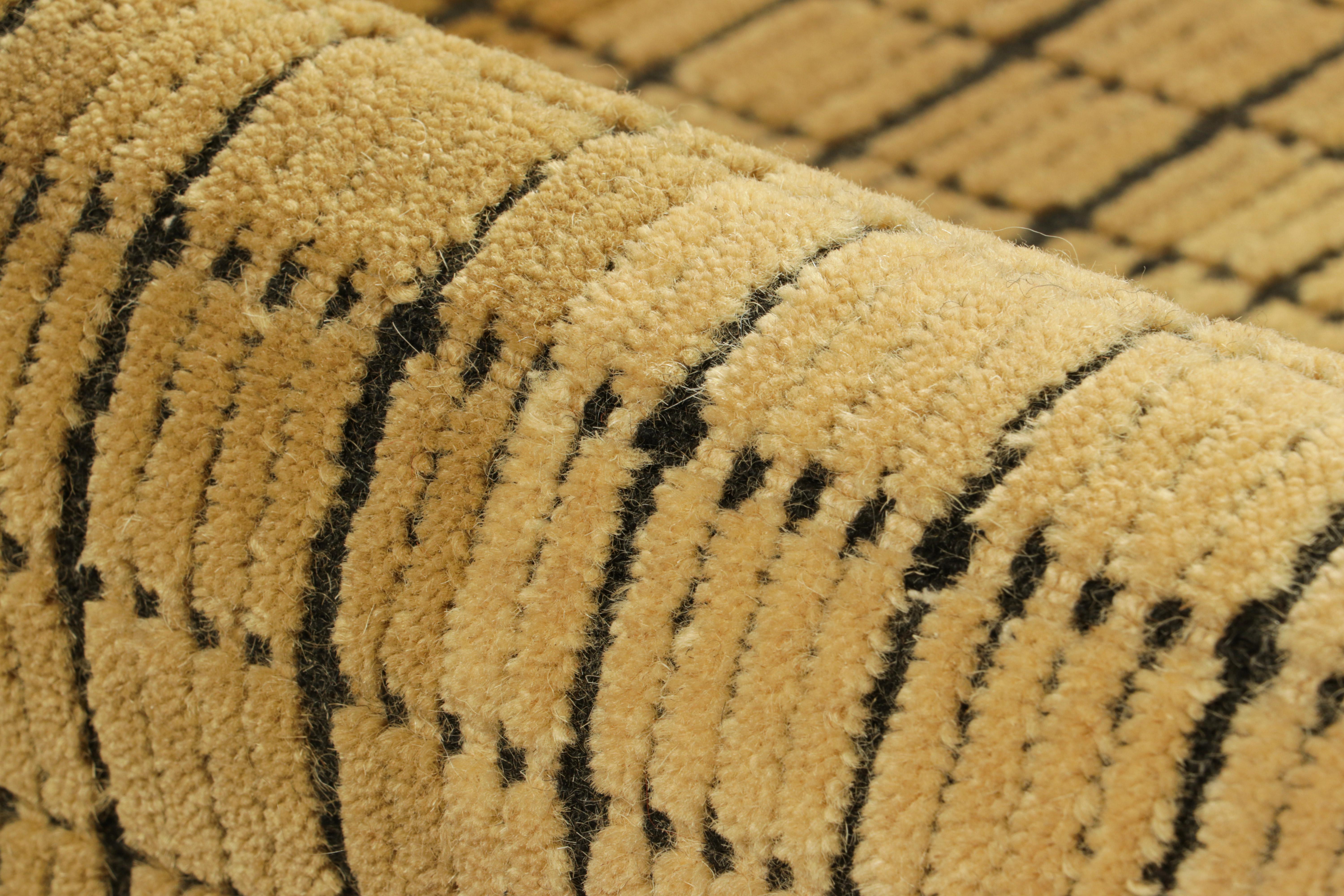 Lana Rug & Kilim: Tappeto Gradiente con griglia beige-marrone cremoso e texture alta-bassa in vendita