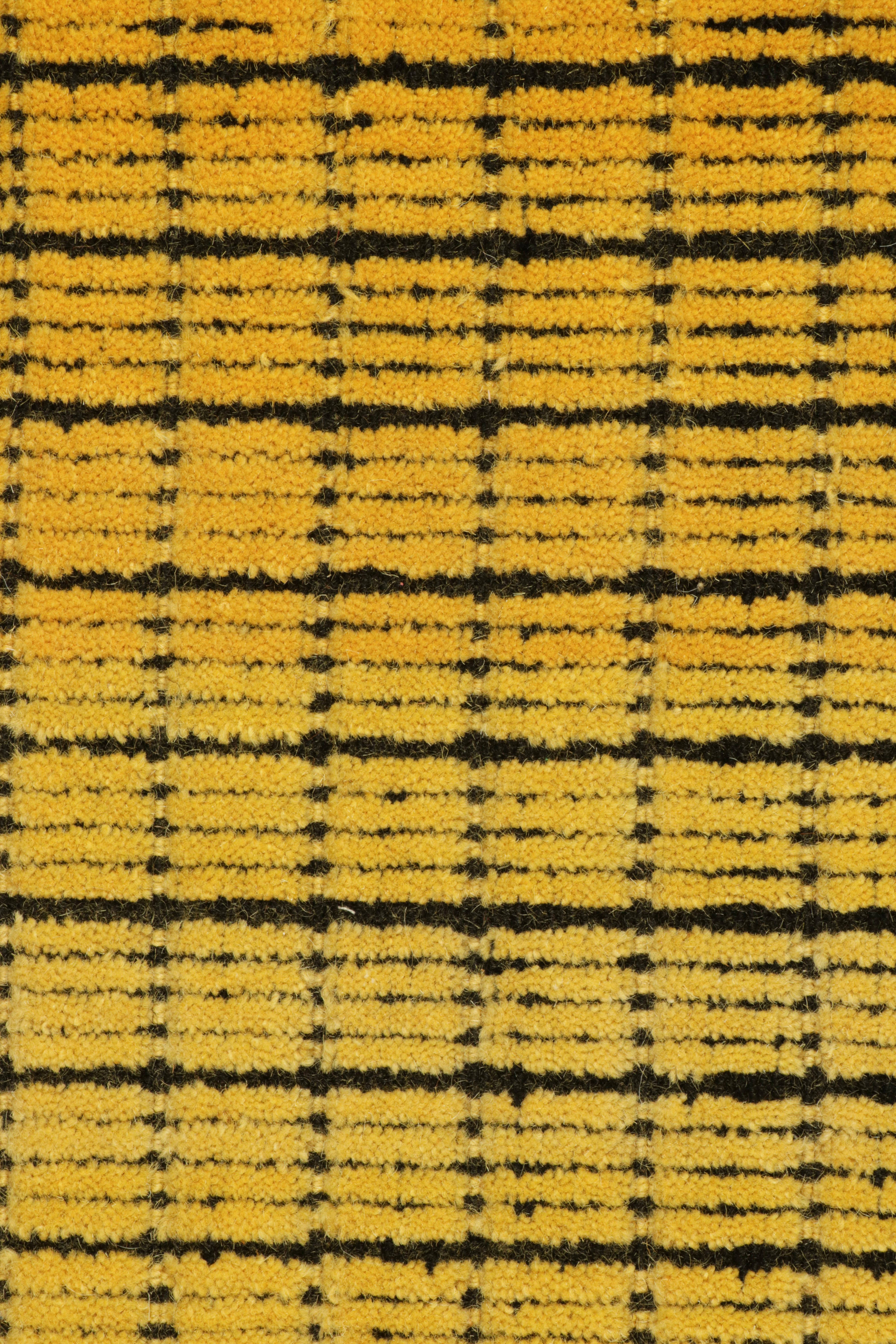 Moderno Rug & Kilim è un tappeto a griglia gialla e nera con struttura a righe alte e basse. in vendita