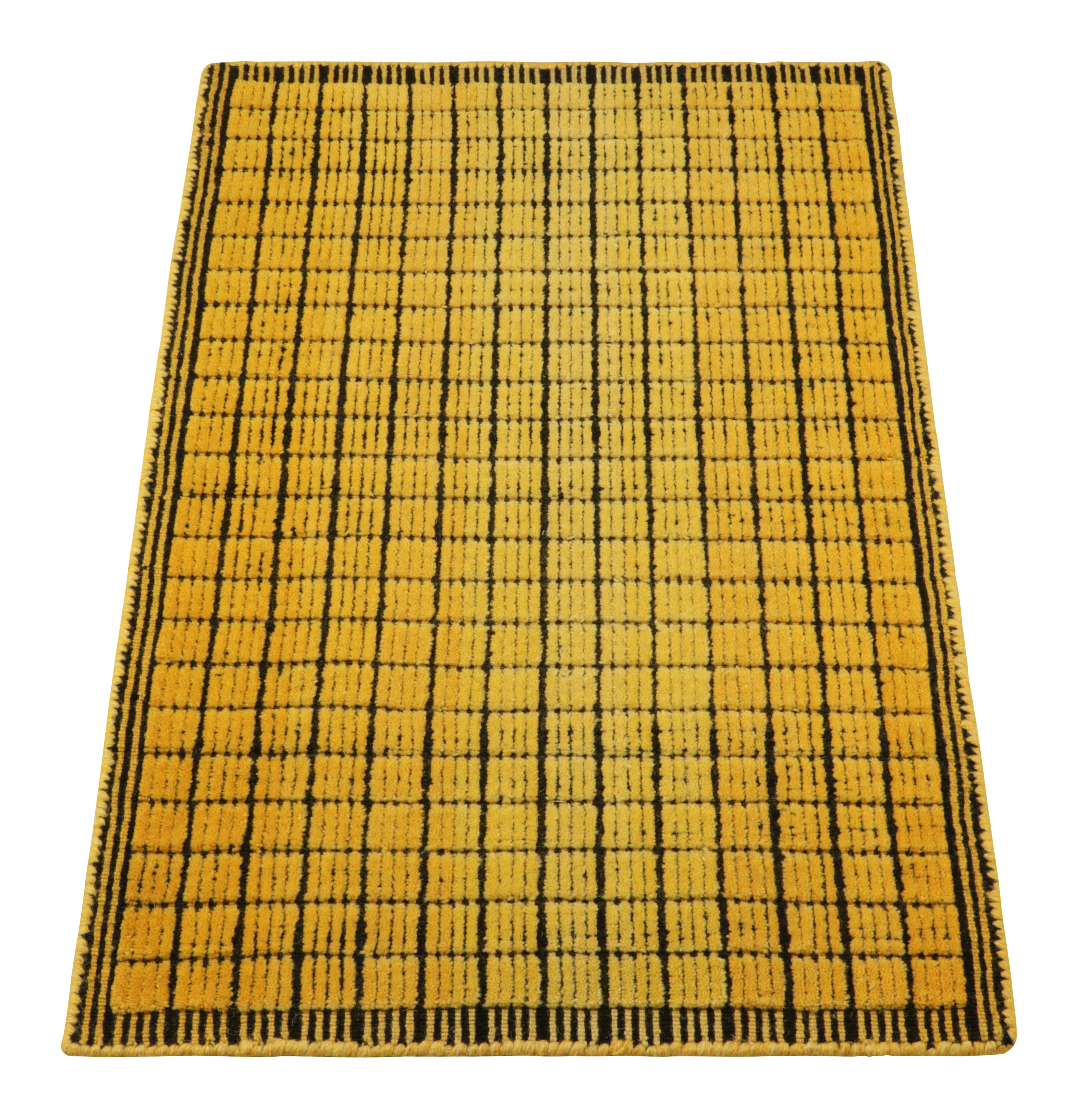 Annodato a mano Rug & Kilim è un tappeto a griglia gialla e nera con struttura a righe alte e basse. in vendita