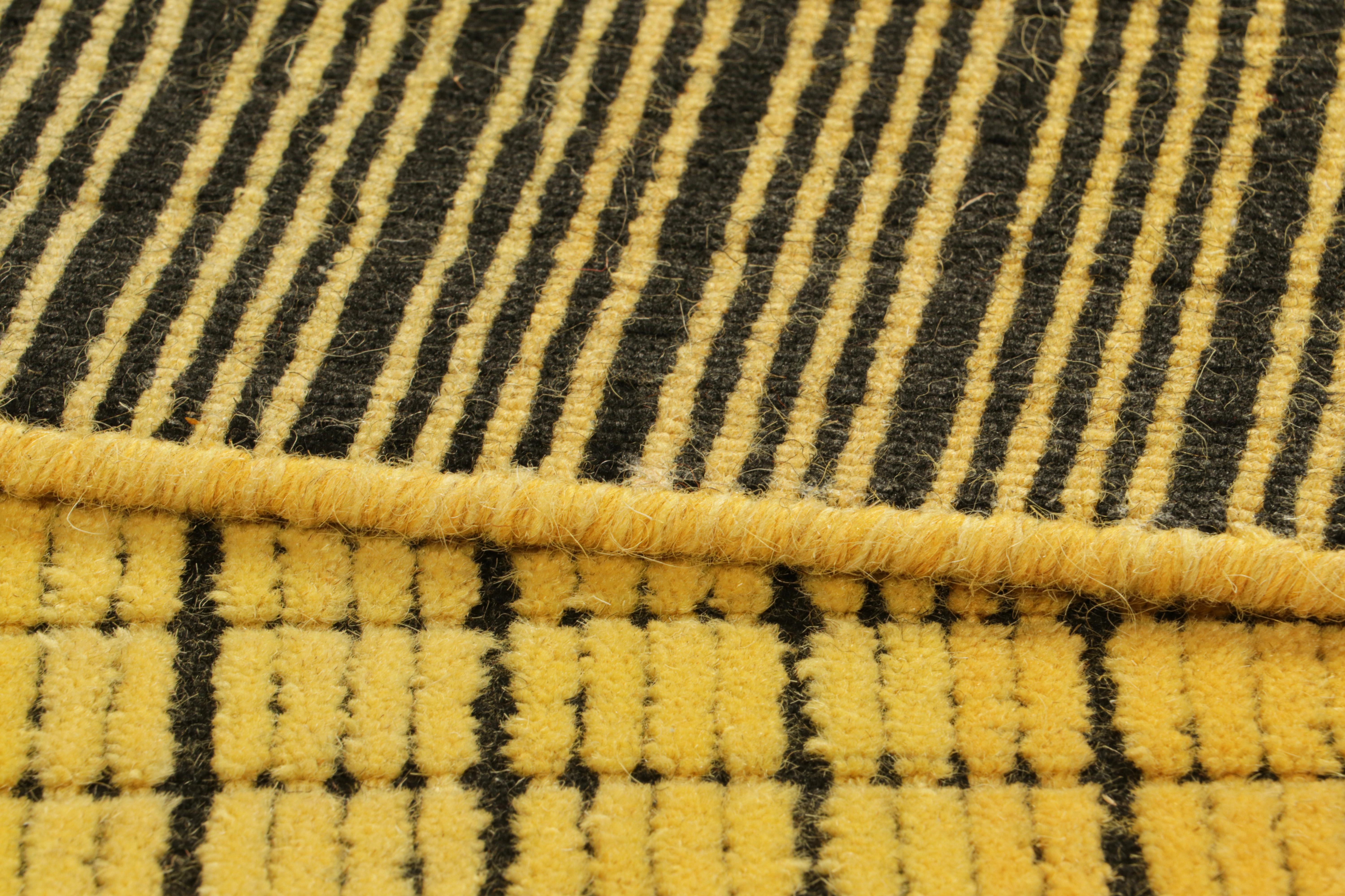 XXIe siècle et contemporain Rug & Kilim's Gradient Rug in Yellow and Black Ombre Grid and High-Low Texture (Tapis dégradé en jaune et noir) en vente