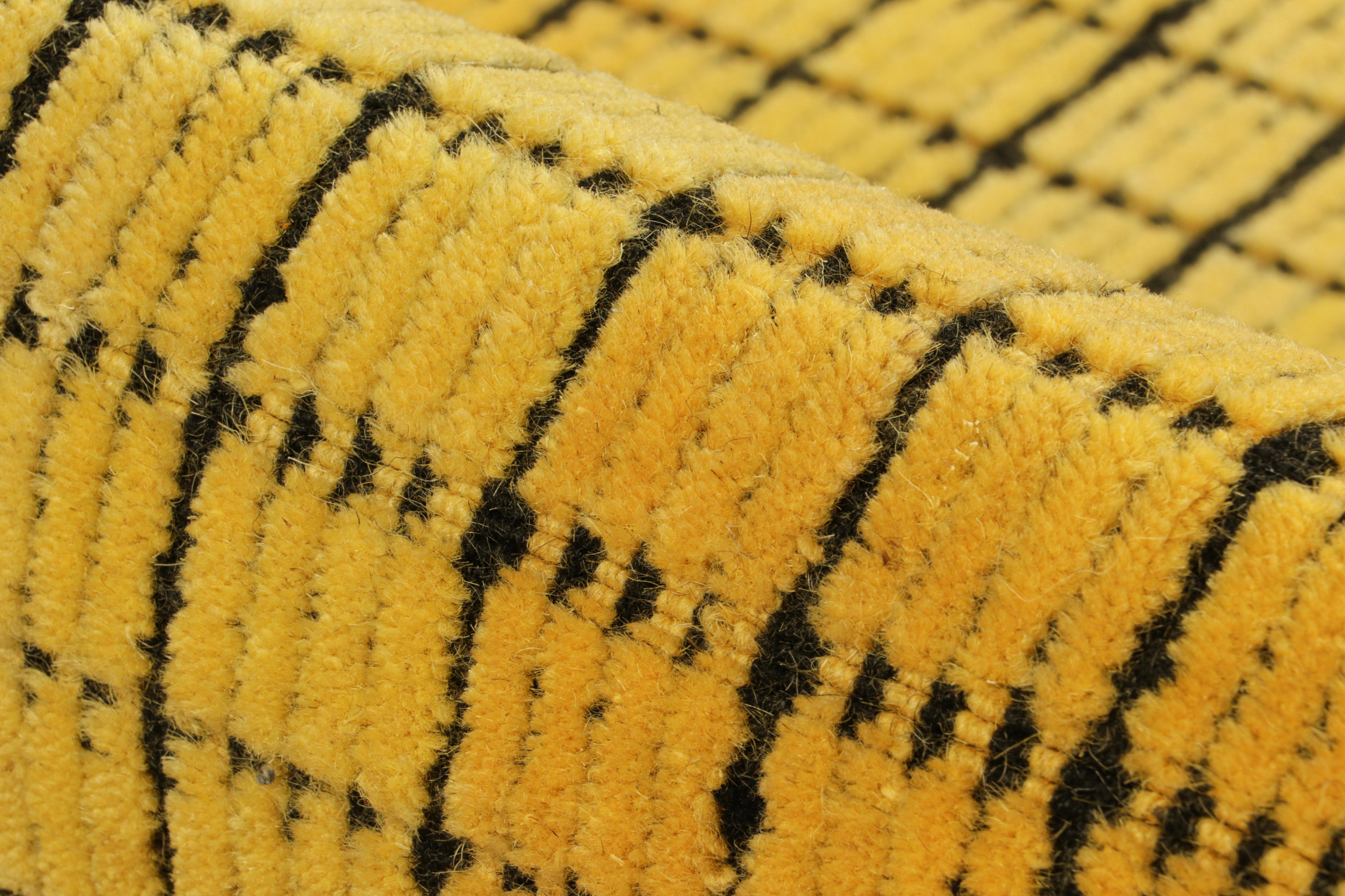 Laine Rug & Kilim's Gradient Rug in Yellow and Black Ombre Grid and High-Low Texture (Tapis dégradé en jaune et noir) en vente