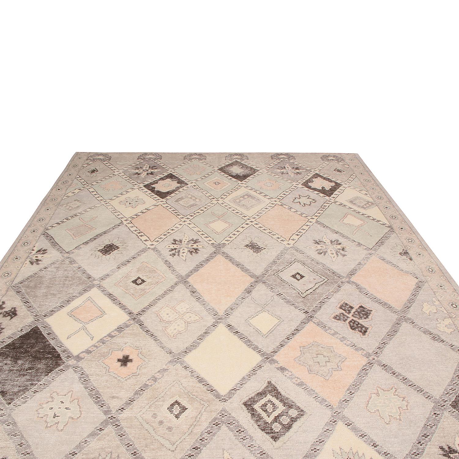 Dieser geometrisch-florale Teppich aus hochwertiger, handgeknüpfter Wolle aus Indien ist die jüngste Ergänzung der Homage-Kollektion von Rug & Kilim, die mit weniger Knoten pro Quadratzoll die Ästhetik des Shabby-Chic aufgreift. Das Rautenfeldmuster